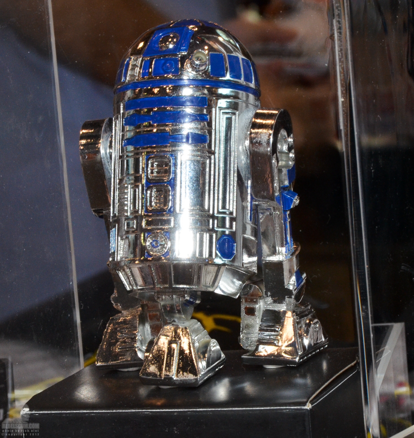 Dudebox_R2-D2_NYCC-01.jpg