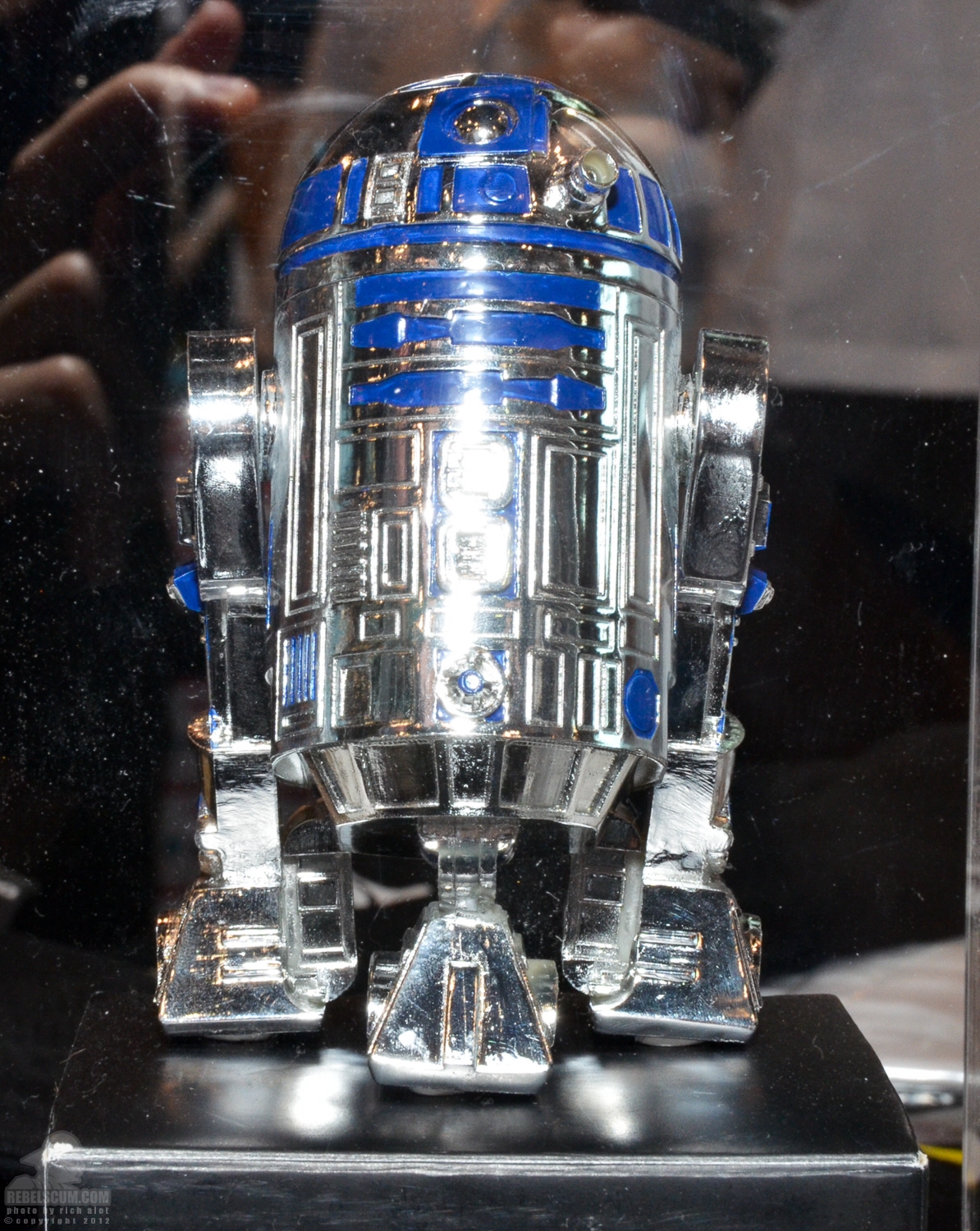 Dudebox_R2-D2_NYCC-02.jpg