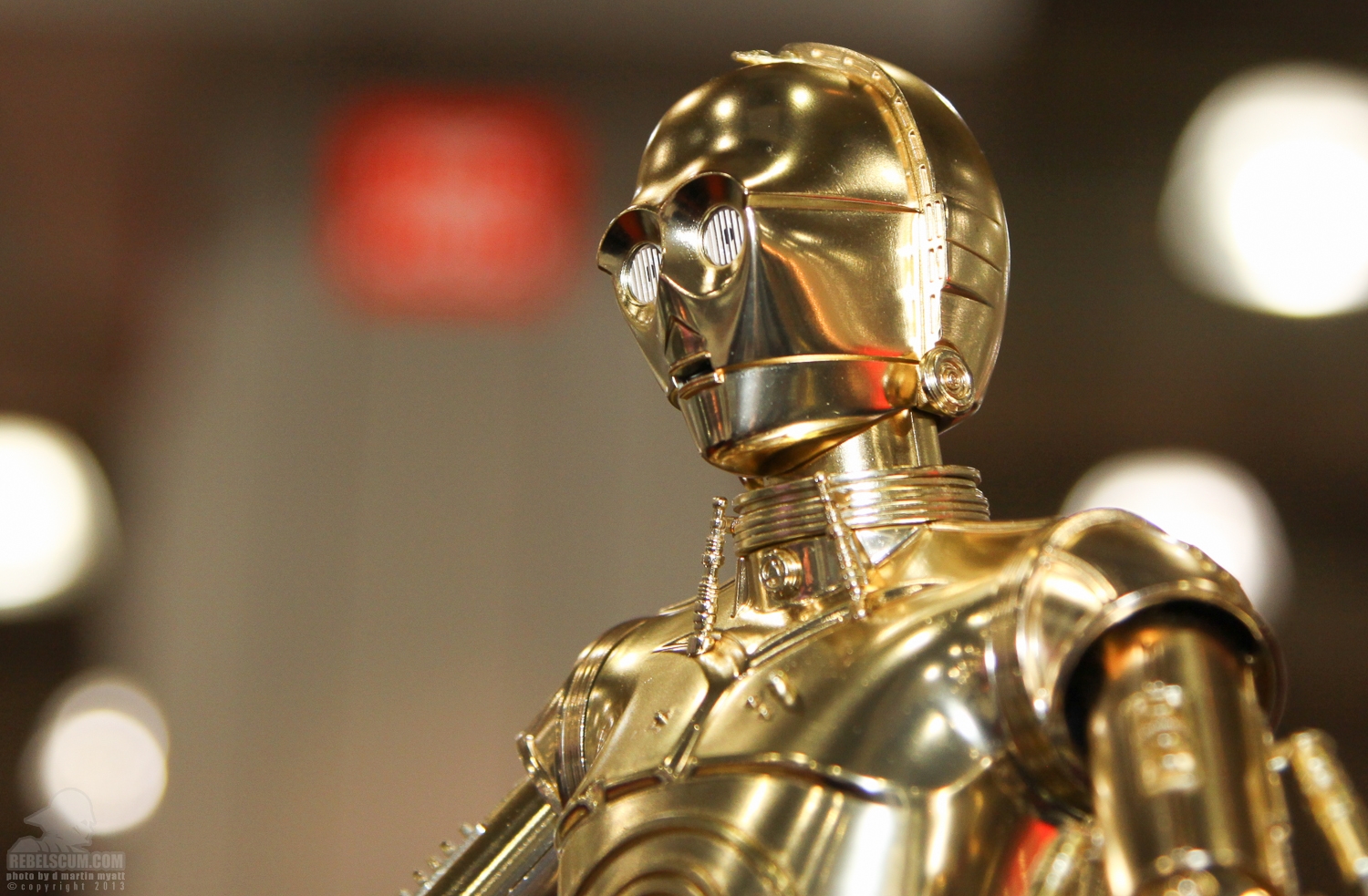 2013_International_Toy_Fair_C-3PO-08.jpg