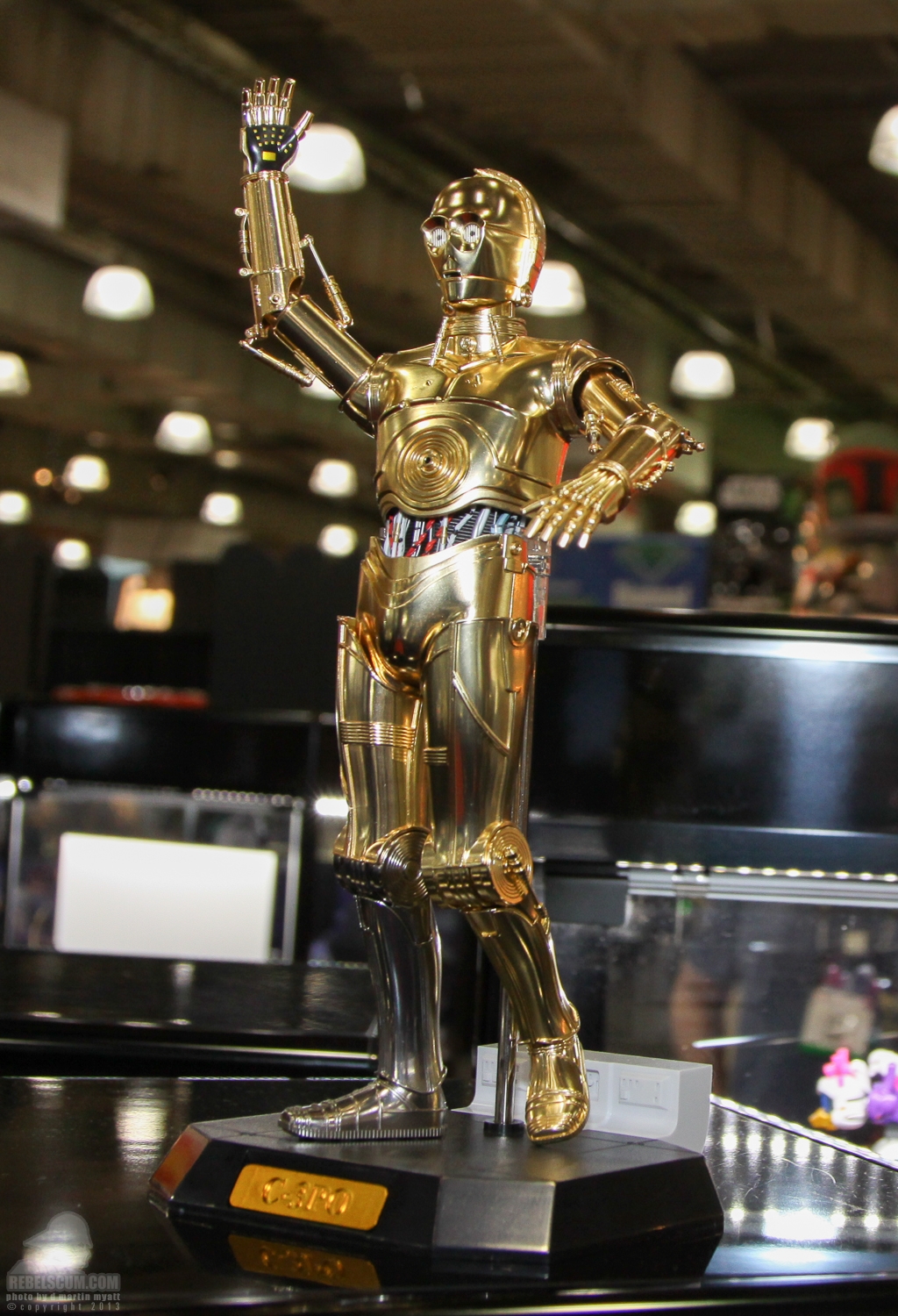 2013_International_Toy_Fair_C-3PO-17.jpg