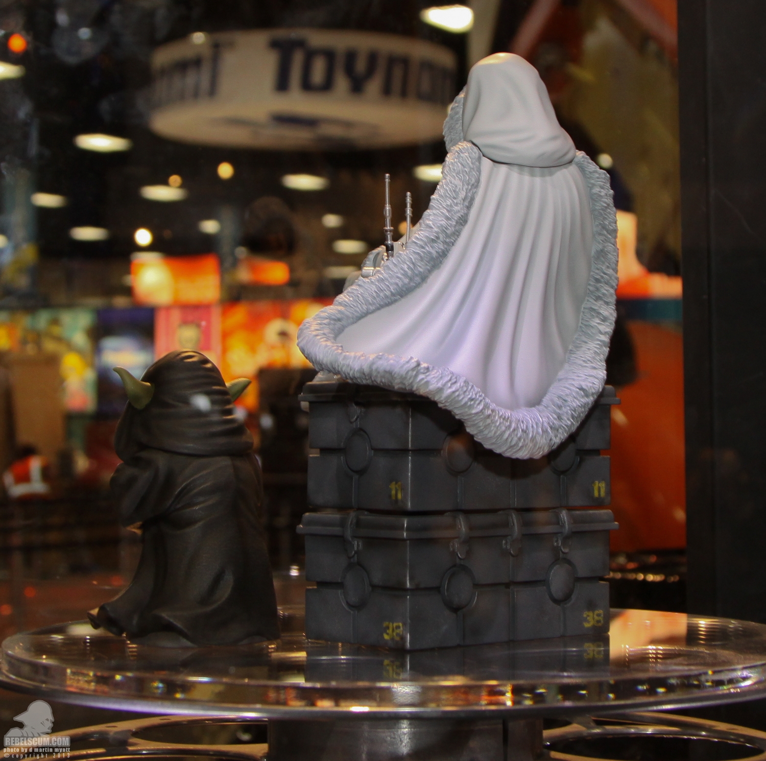 SDCC_2013_Gentle_Giant_Ltd_Star_Wars_Wed-013.jpg