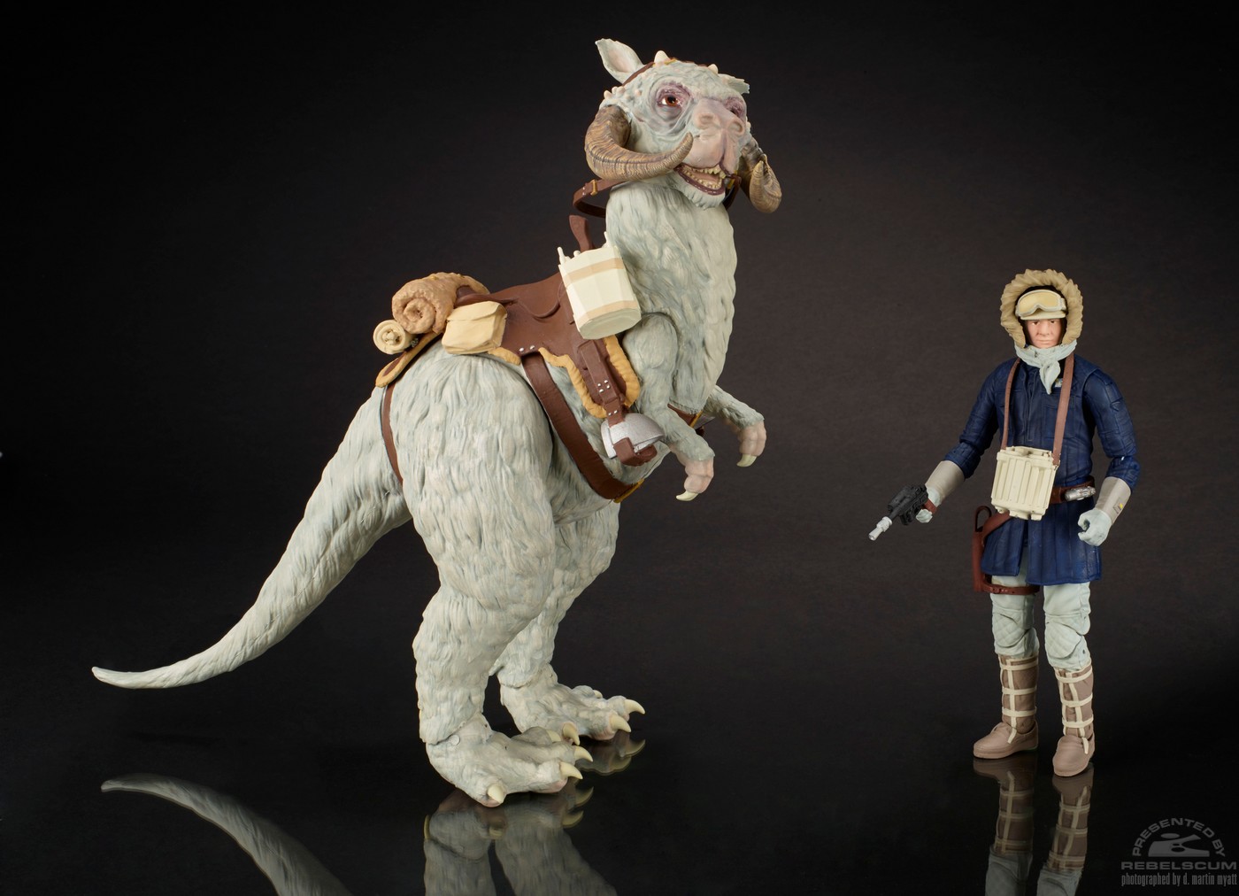 A8724_SW_BlackS_Deluxe_Han_Tauntaun copy.jpg