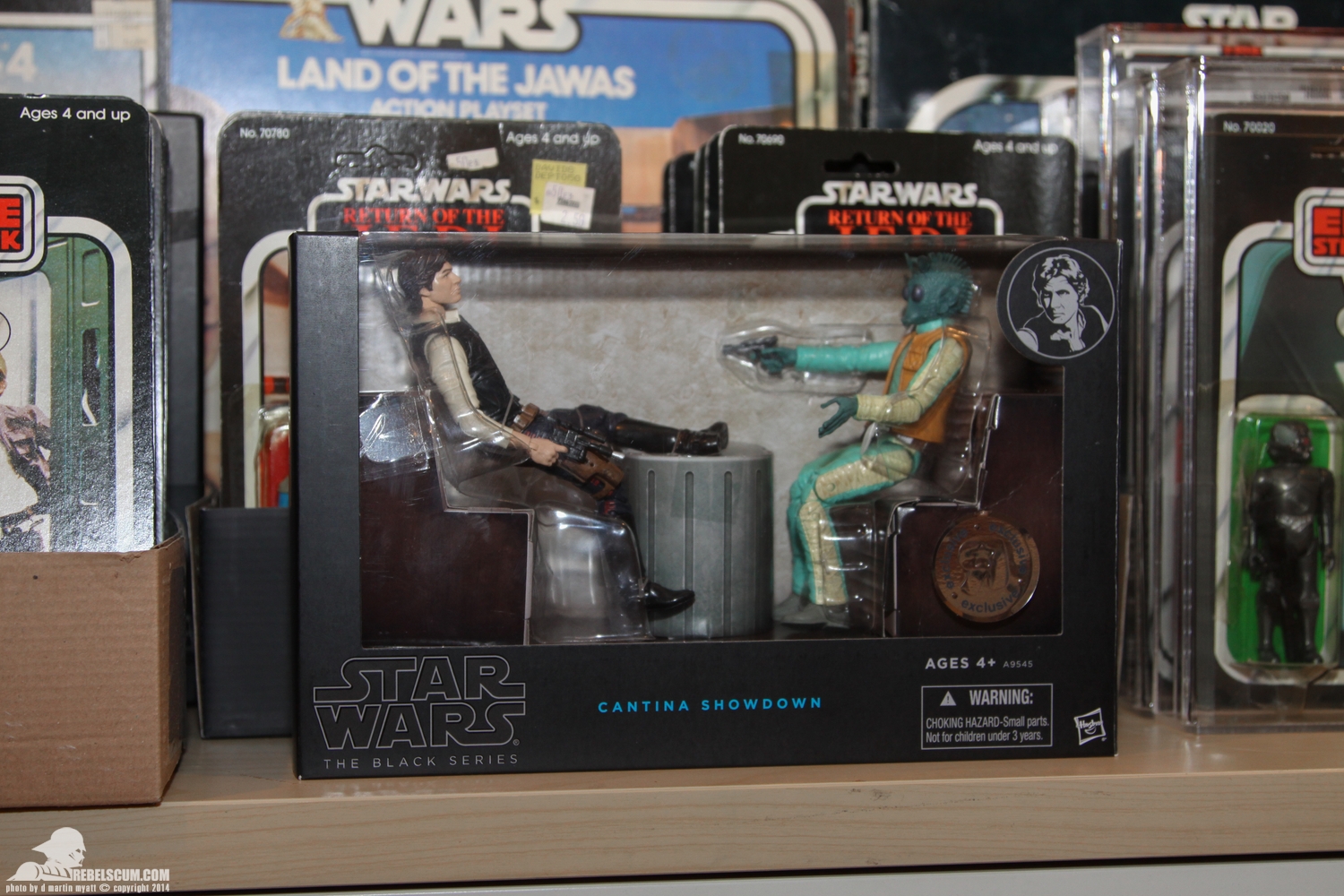 Cantina-Showdown-Turn-arounds-Toys-R-Us-exclusive-Black-Series-001.jpg
