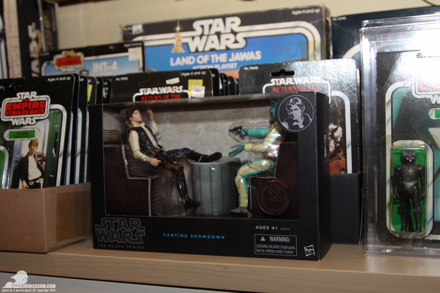 Cantina-Showdown-Turn-arounds-Toys-R-Us-exclusive-Black-Series-002.jpg