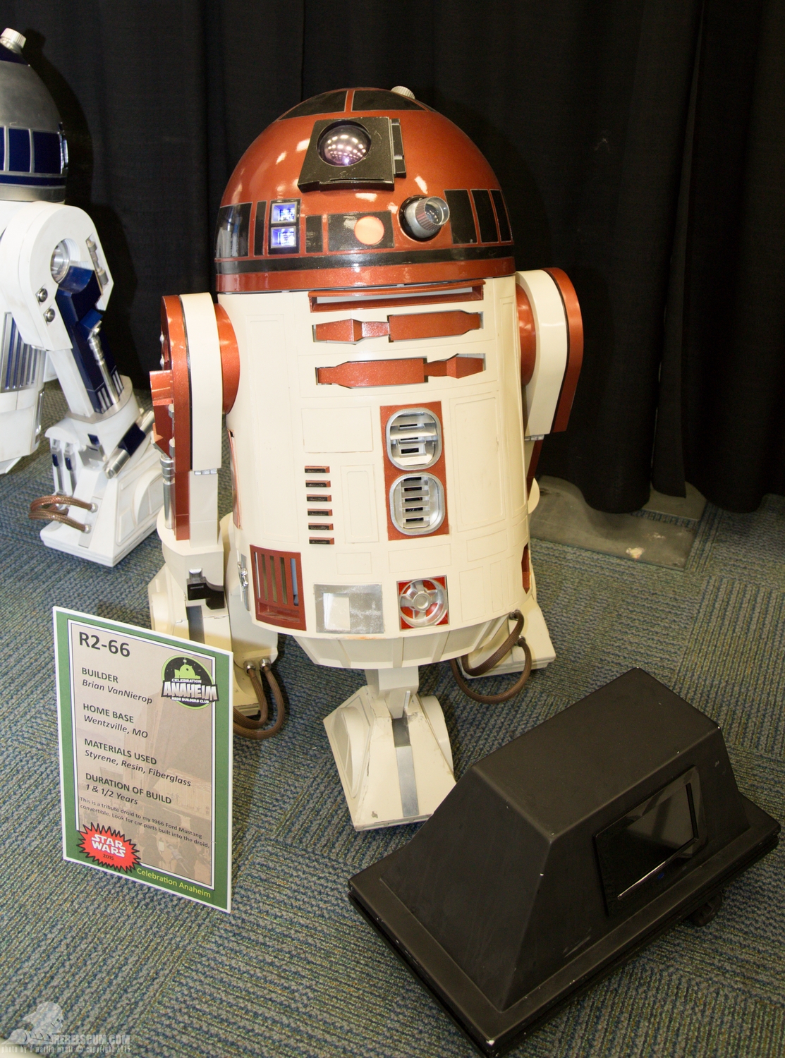 Star-Wars-Celebration-Anaheim-2015-R2-Builders-060.jpg