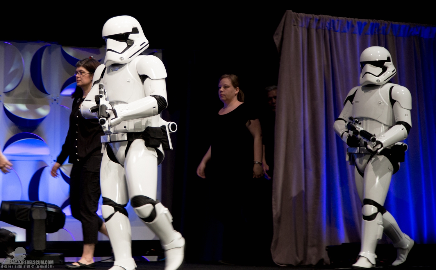 Star-Wars-Celebration-Anaheim-2015-The-Force-Awakens-Trailer-080.jpg