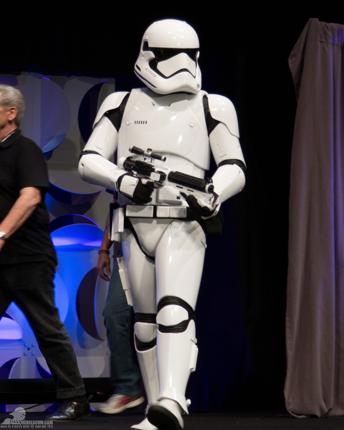 Star-Wars-Celebration-Anaheim-2015-The-Force-Awakens-Trailer-081.jpg