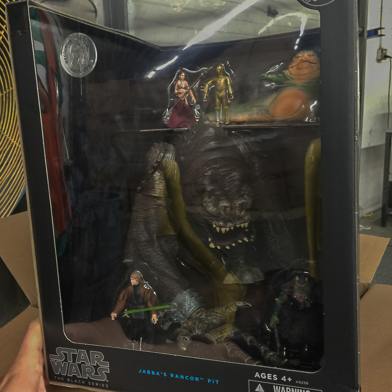 The-Black-Series-Toys-R-Us-Jabbas-Rancor-Pit-001.jpg