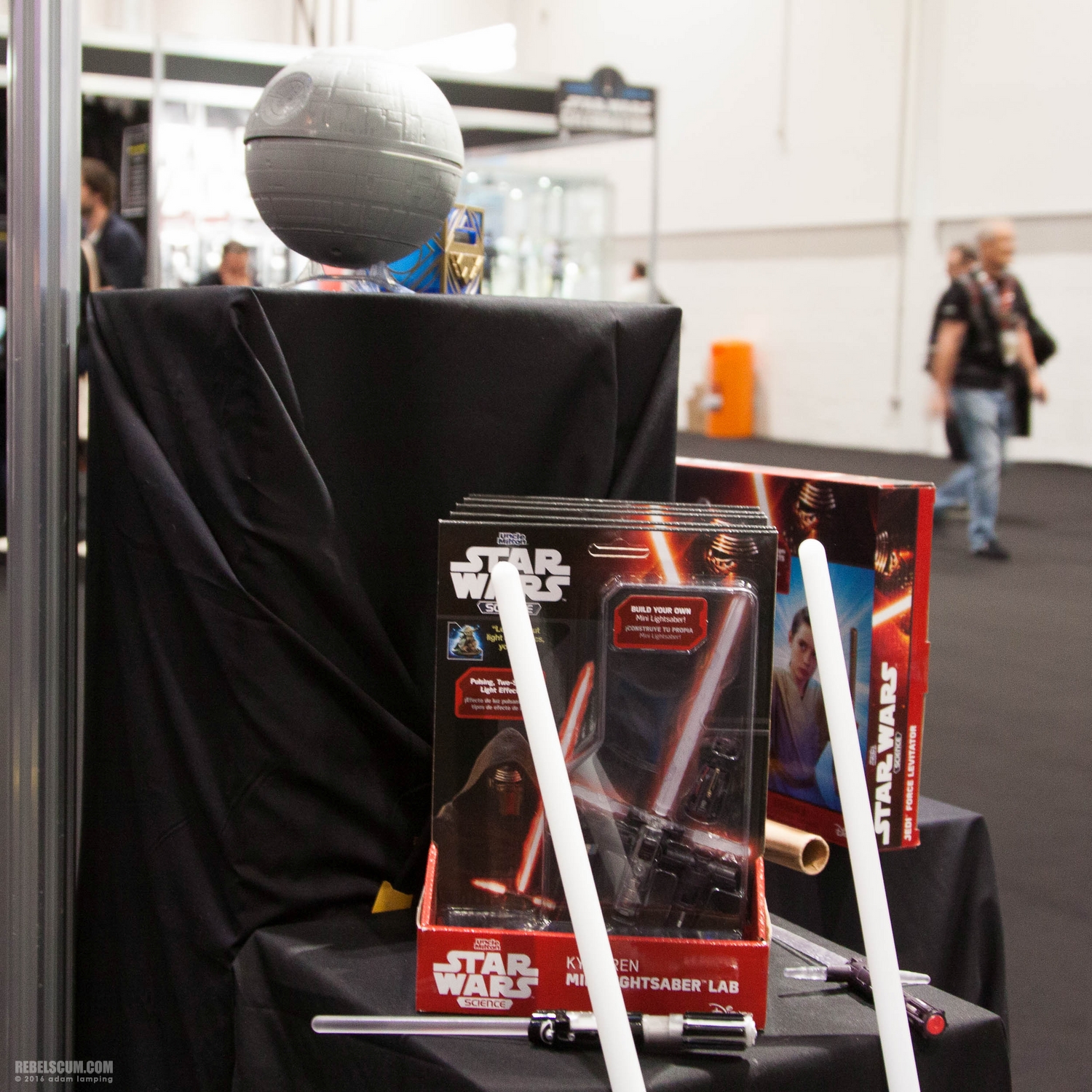 star-wars-celebration-2016-flair-uncle-milton-booth-009.jpg