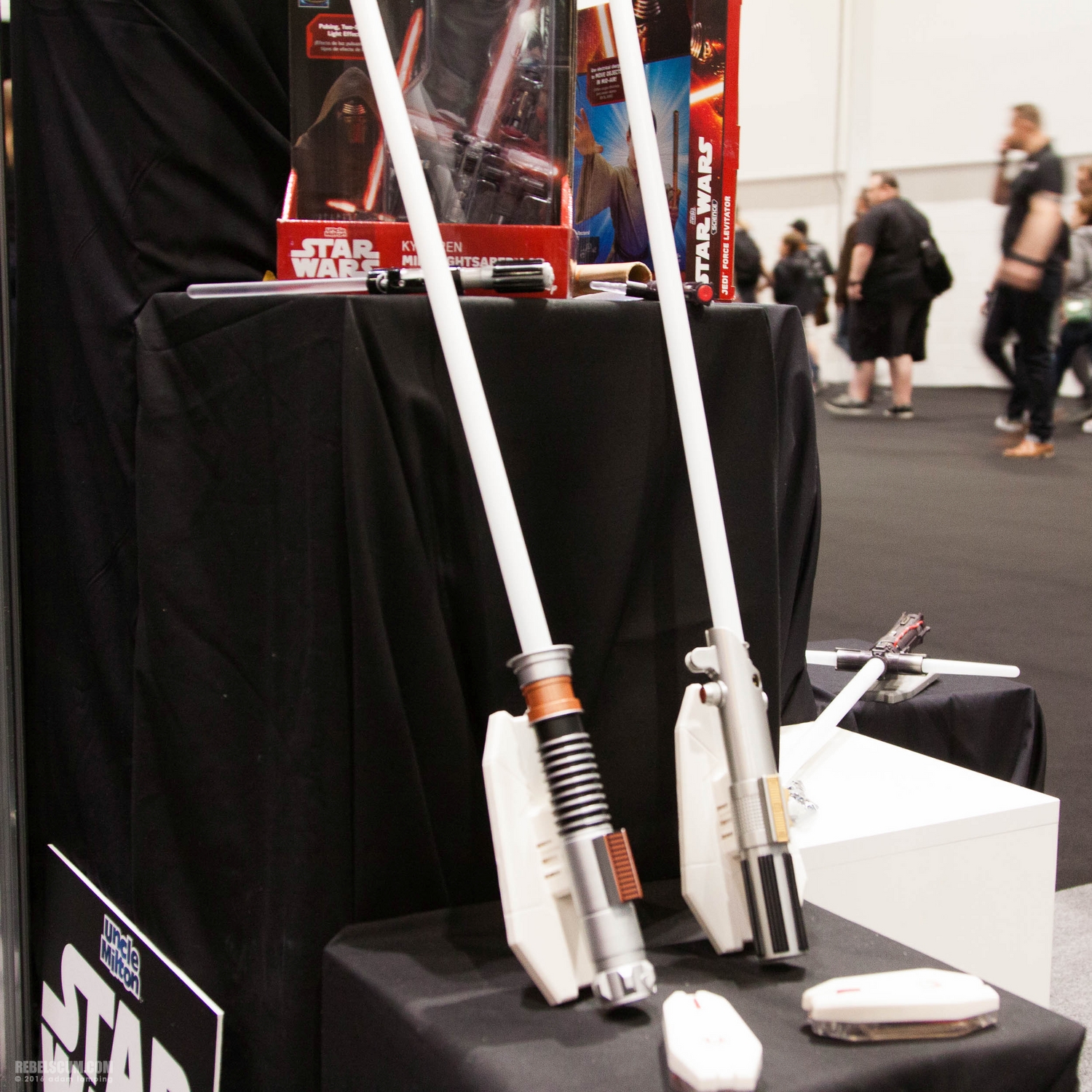 star-wars-celebration-2016-flair-uncle-milton-booth-010.jpg