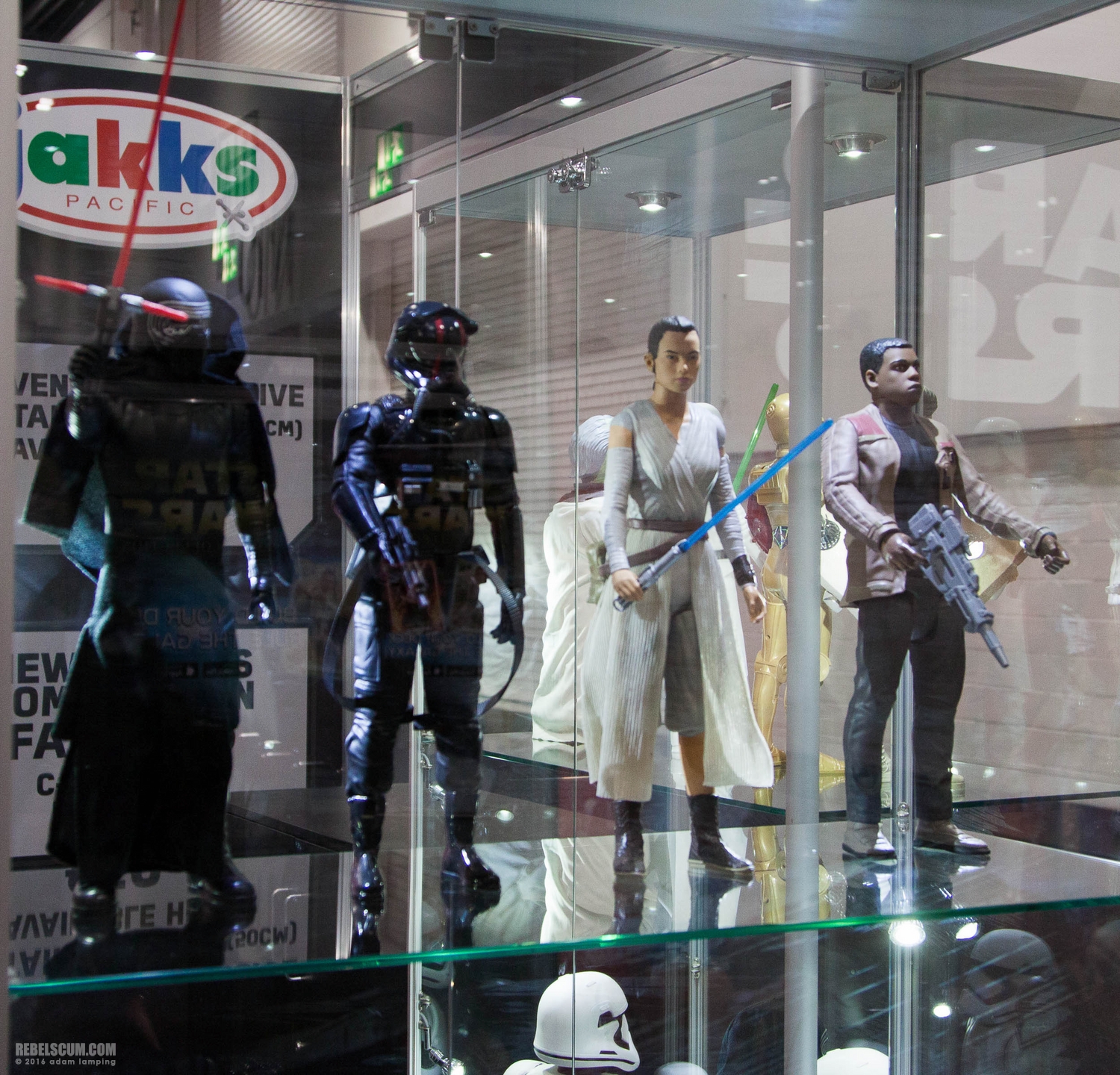 star-wars-celebration-2016-jakks-pacific-booth-003.jpg