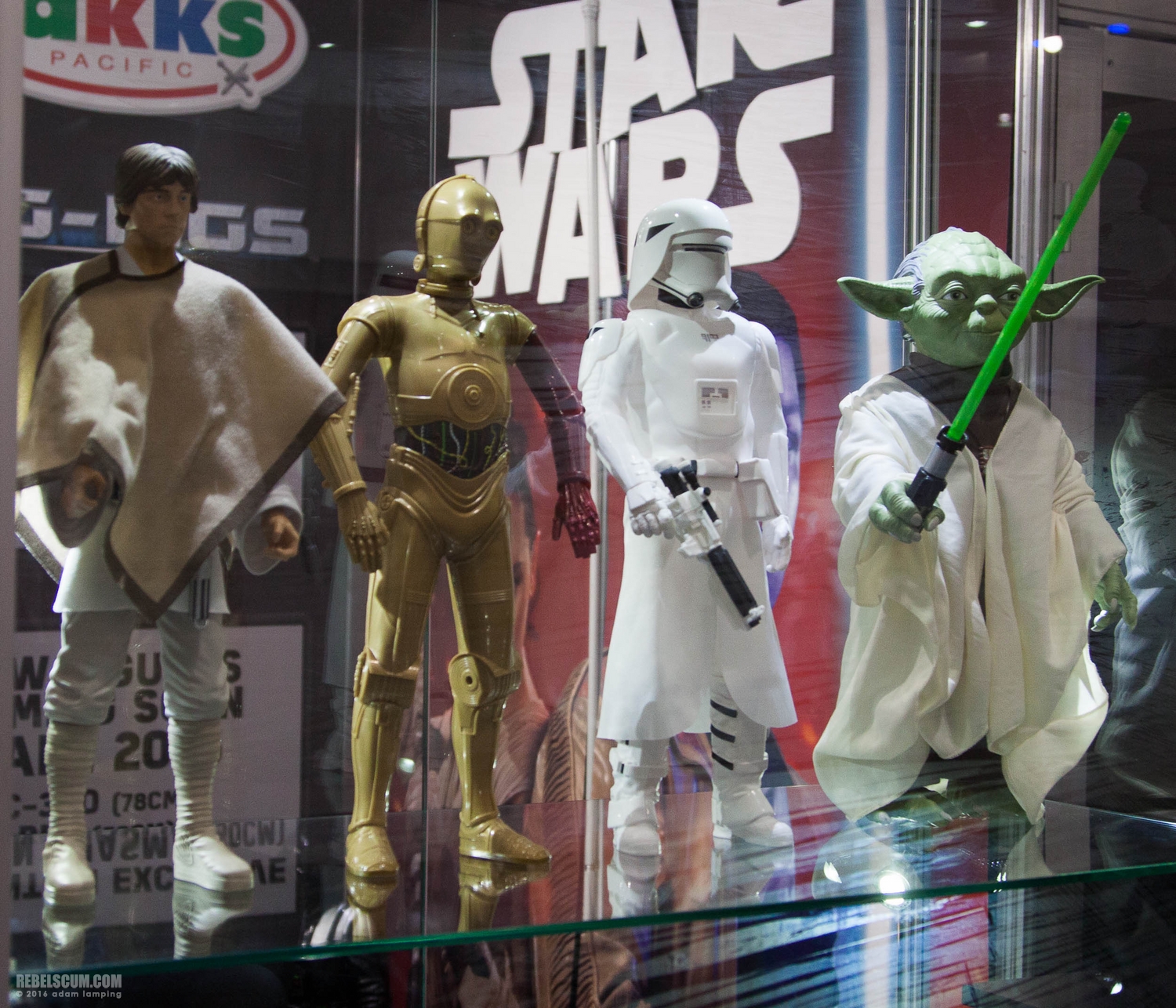 star-wars-celebration-2016-jakks-pacific-booth-006.jpg