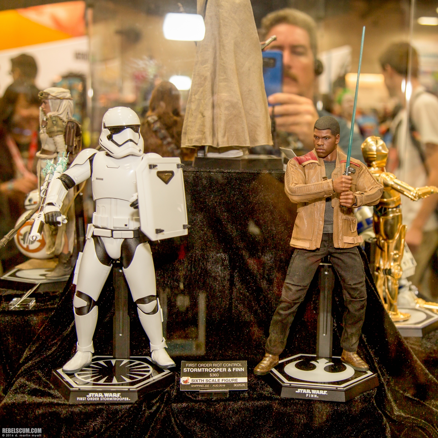 2016-SDCC-Hot-Toys-2-018.jpg