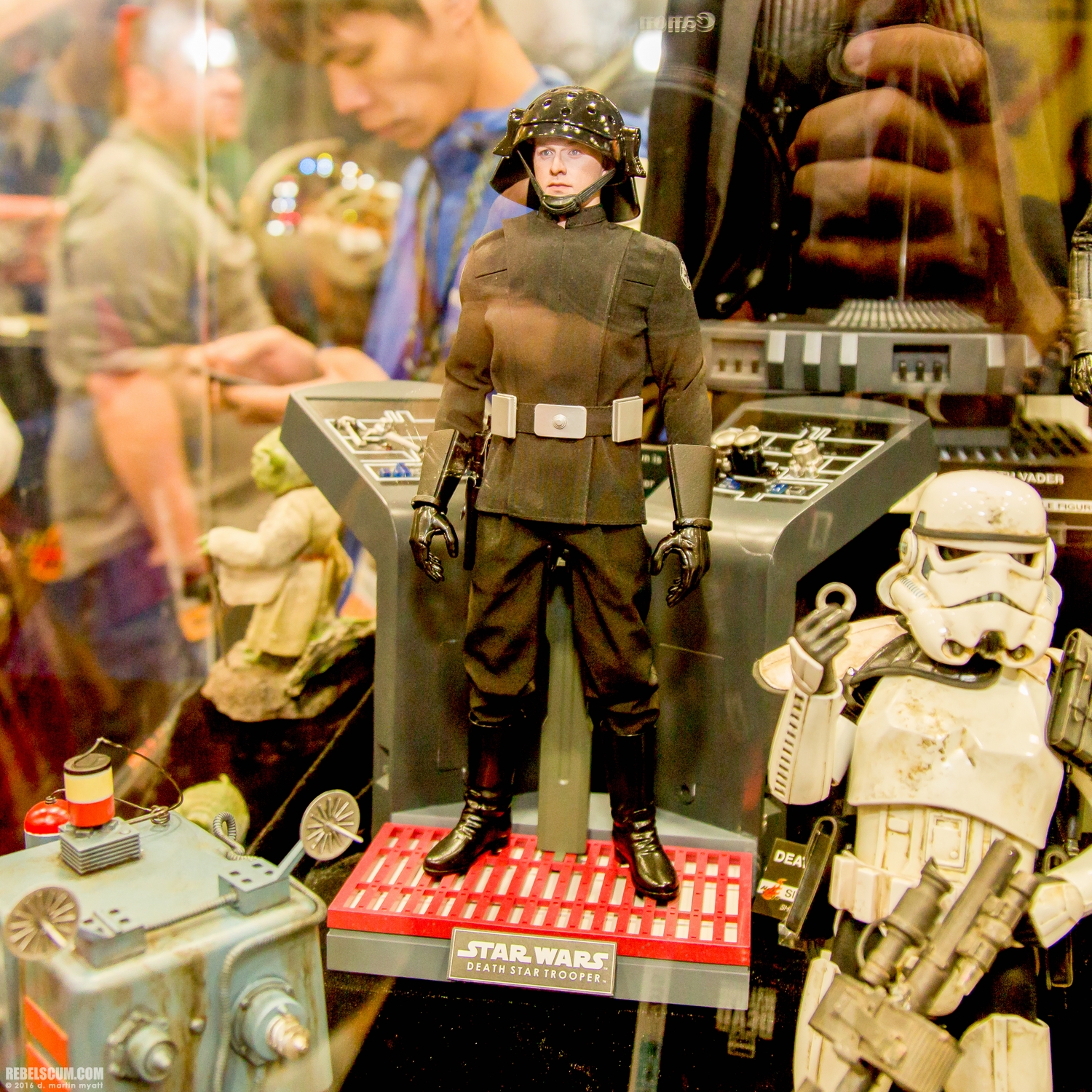 2016-SDCC-Hot-Toys-2-025.jpg