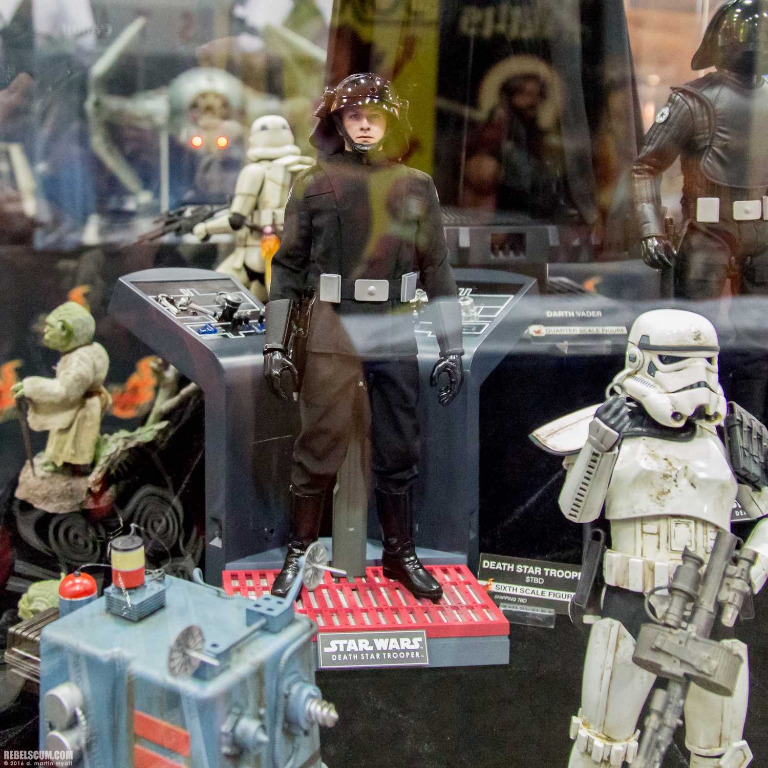 2016-SDCC-Hot-Toys-Booth-Wednesday-025.jpg