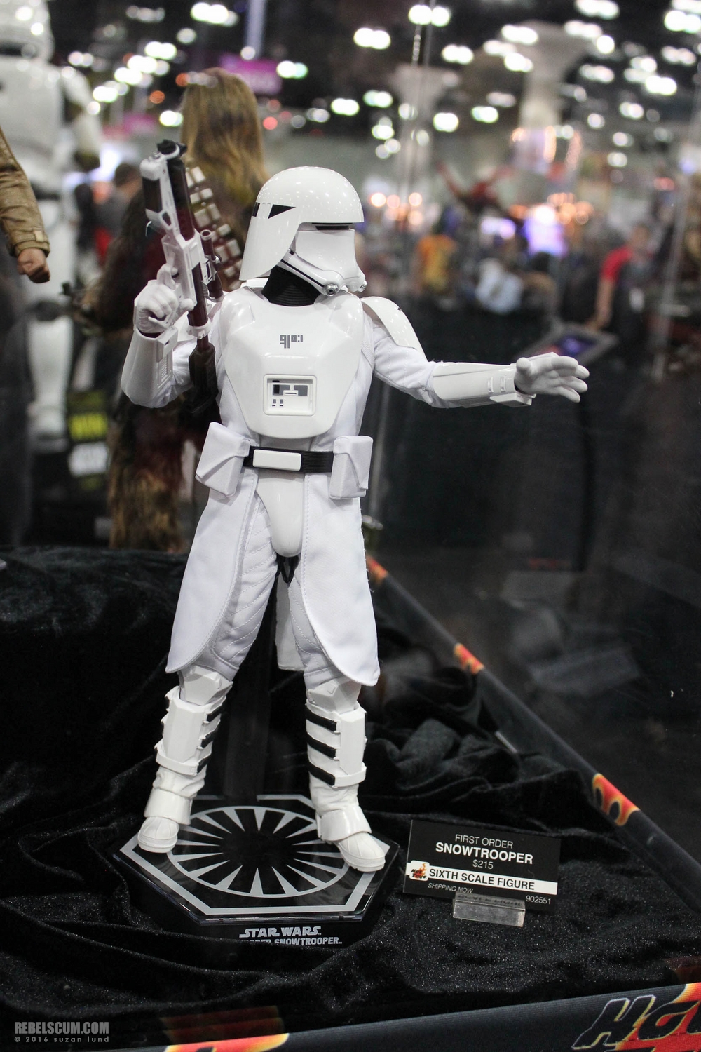 wondercon-2016-sideshow-collectibles-hot-toys-008.jpg
