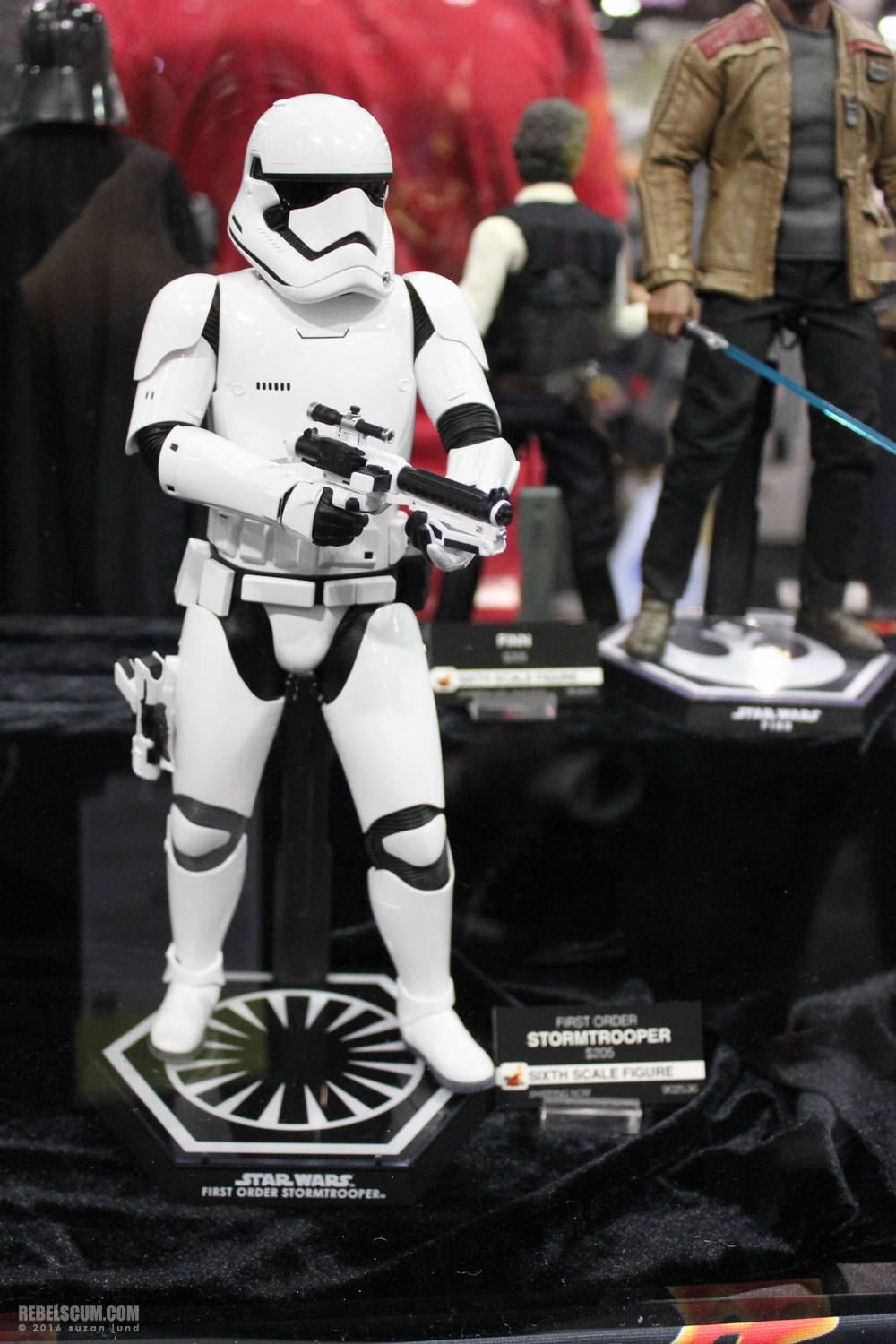 wondercon-2016-sideshow-collectibles-hot-toys-010.jpg