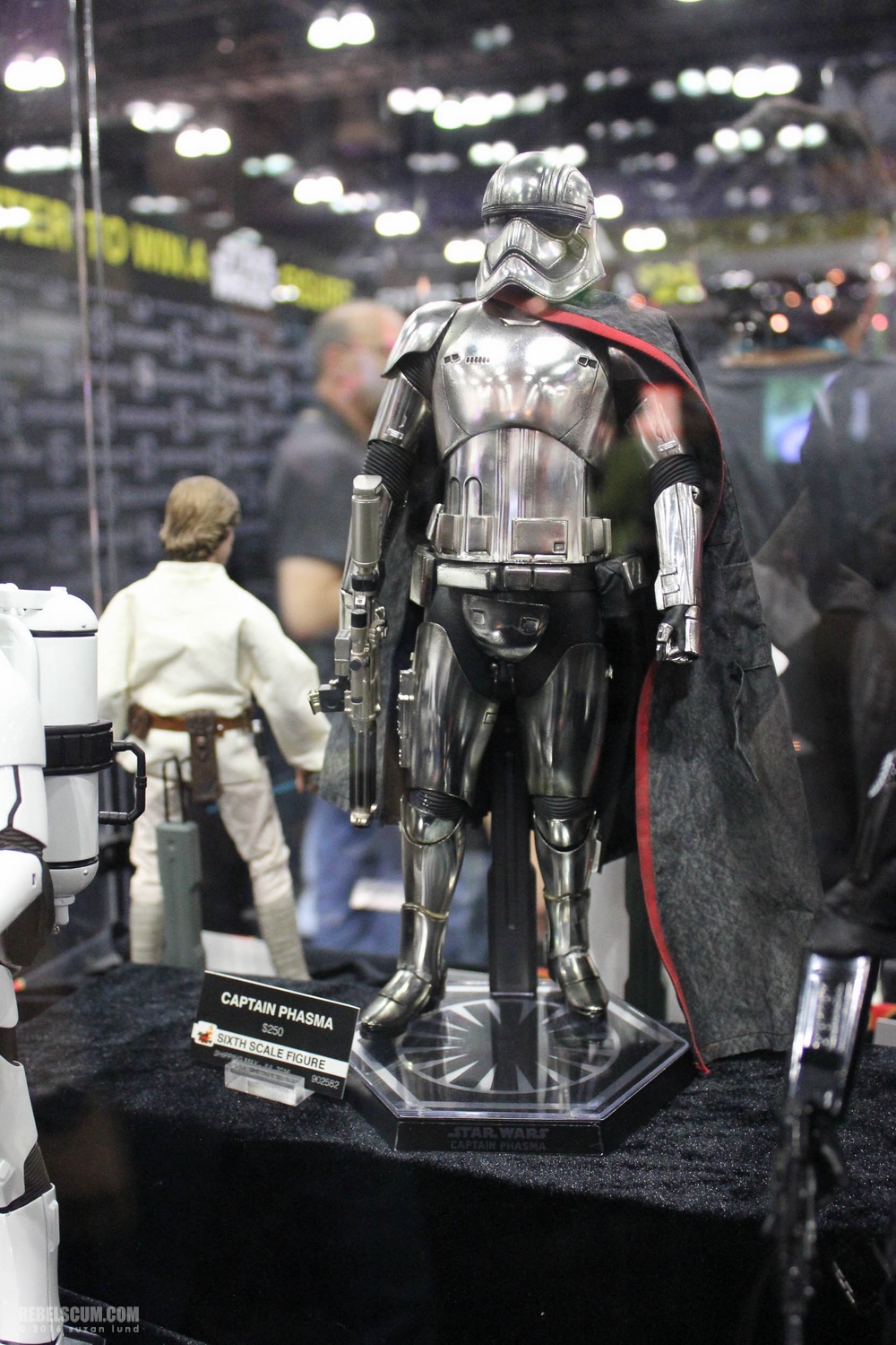 wondercon-2016-sideshow-collectibles-hot-toys-013.jpg