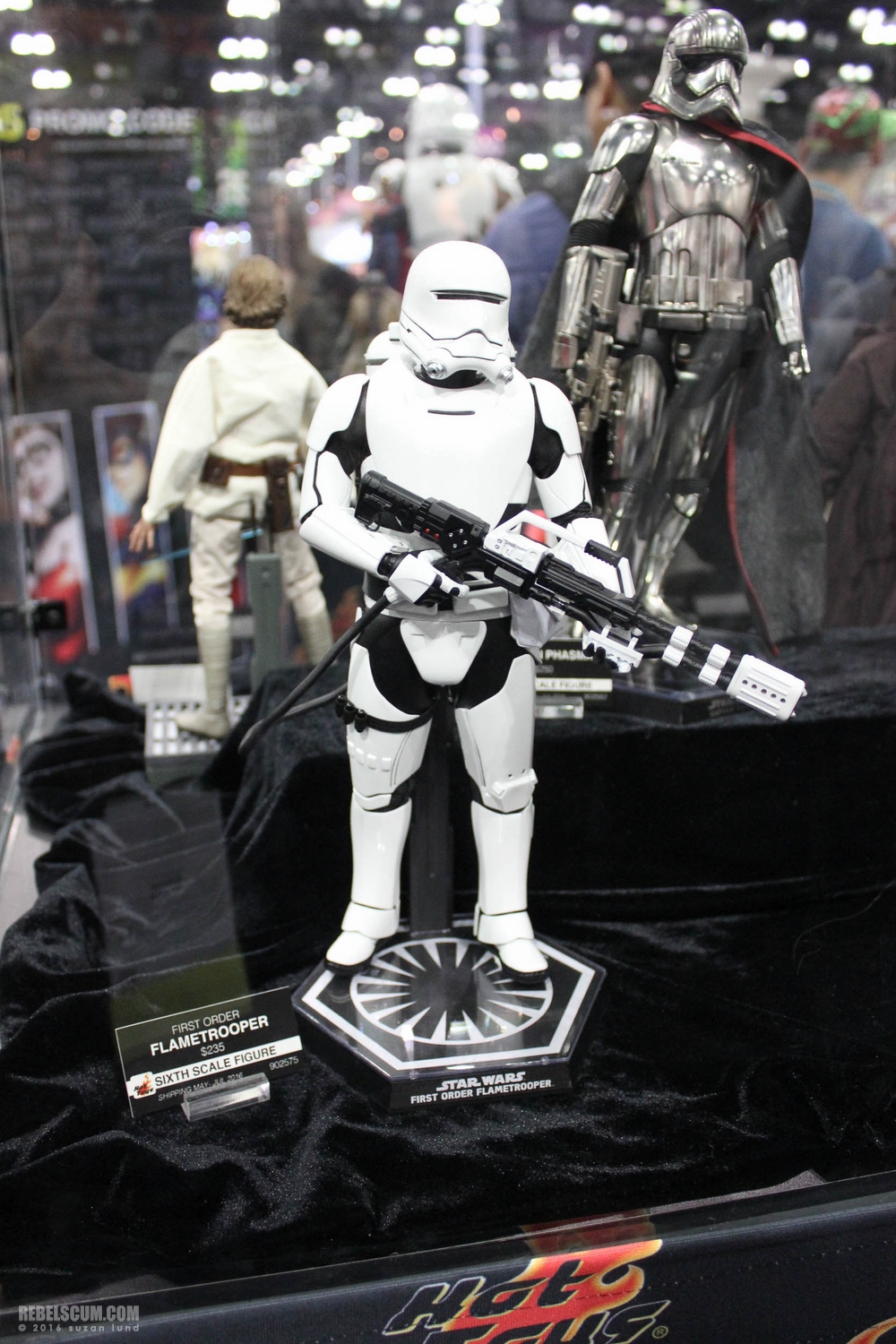 wondercon-2016-sideshow-collectibles-hot-toys-015.jpg