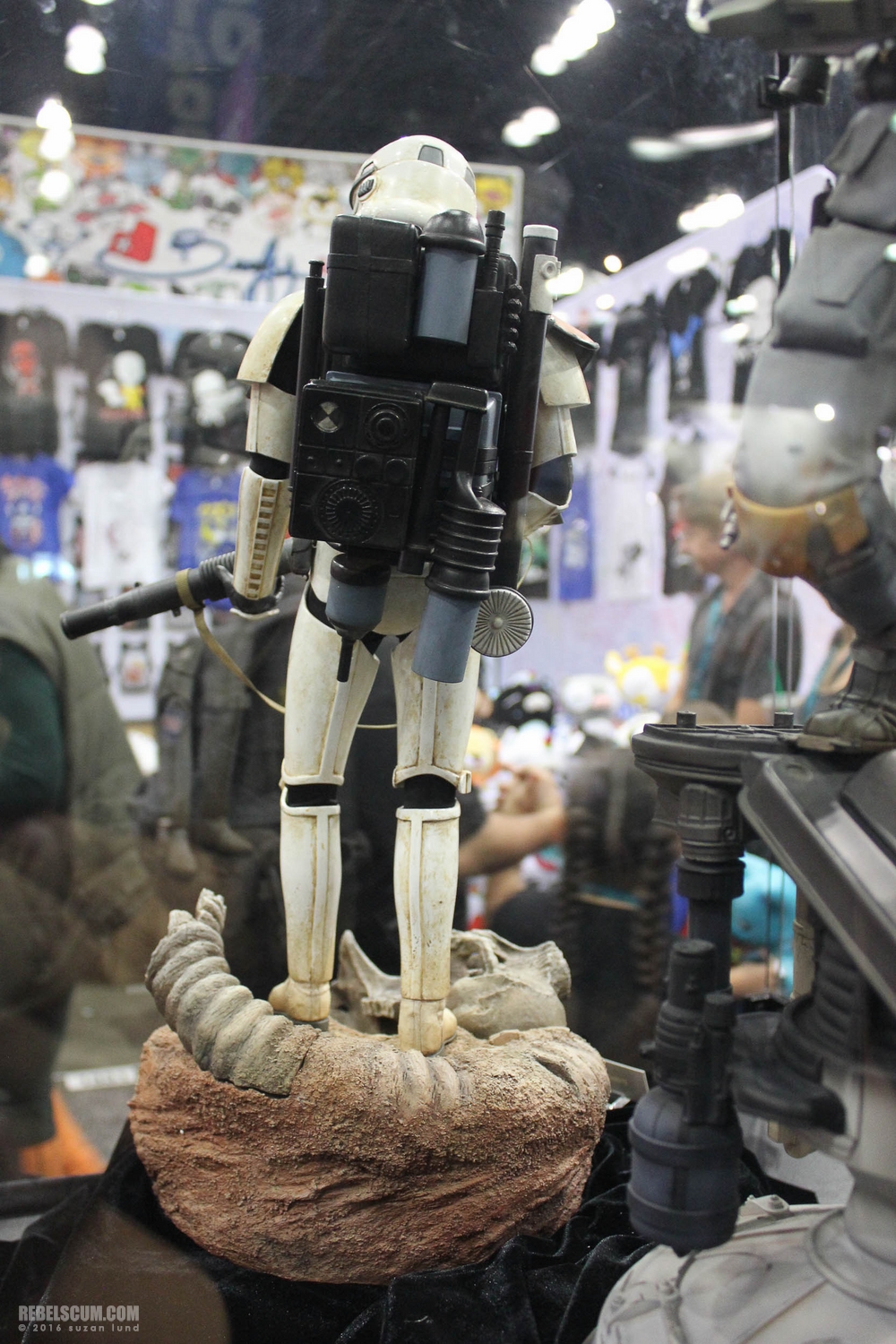 wondercon-2016-sideshow-collectibles-hot-toys-038.jpg