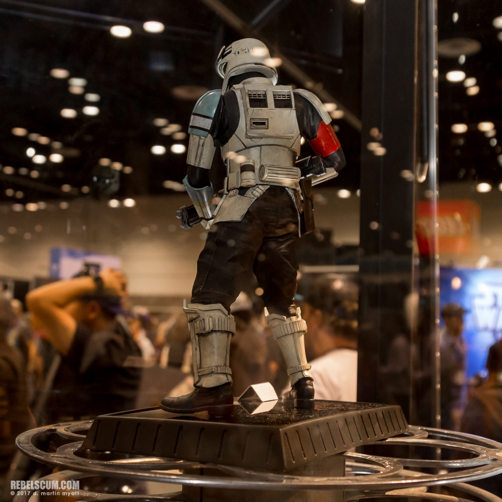 Celebration-Orlando-2017-Gentle-Giant-Shore-Trooper-Statue-005.jpg