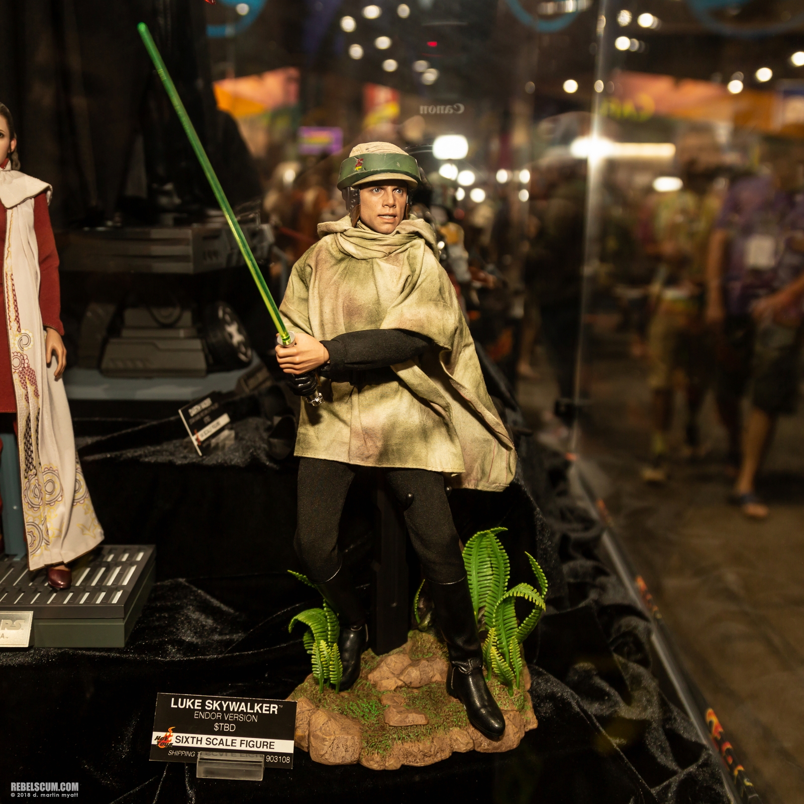 2018-San-Diego-Closer-Look-At-Hot-Toys-Star-Wars-034.jpg