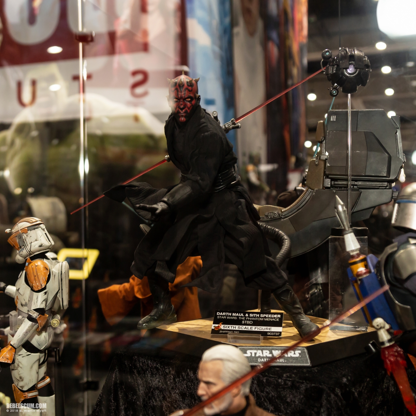 Hot-Toys-2018-San-Diego-Display-First-Look-004.jpg