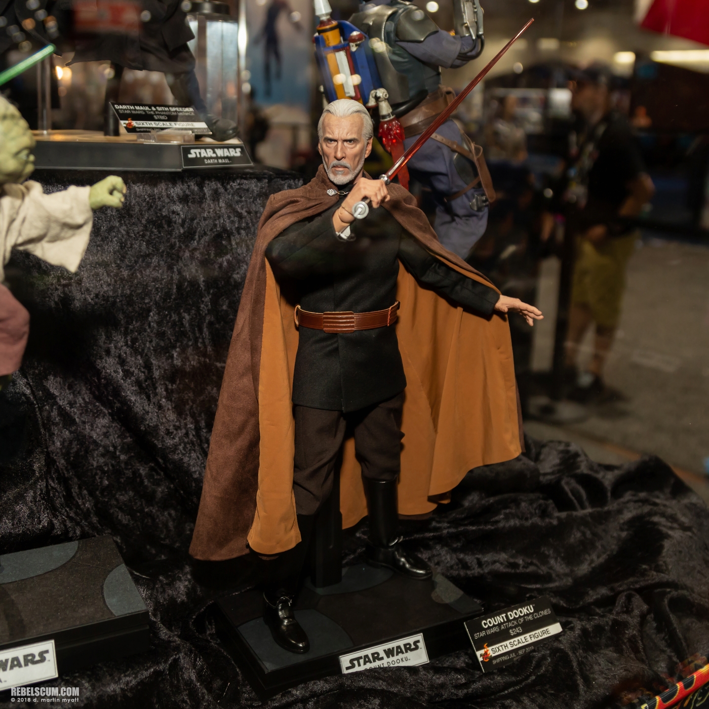 Hot-Toys-2018-San-Diego-Display-First-Look-005.jpg