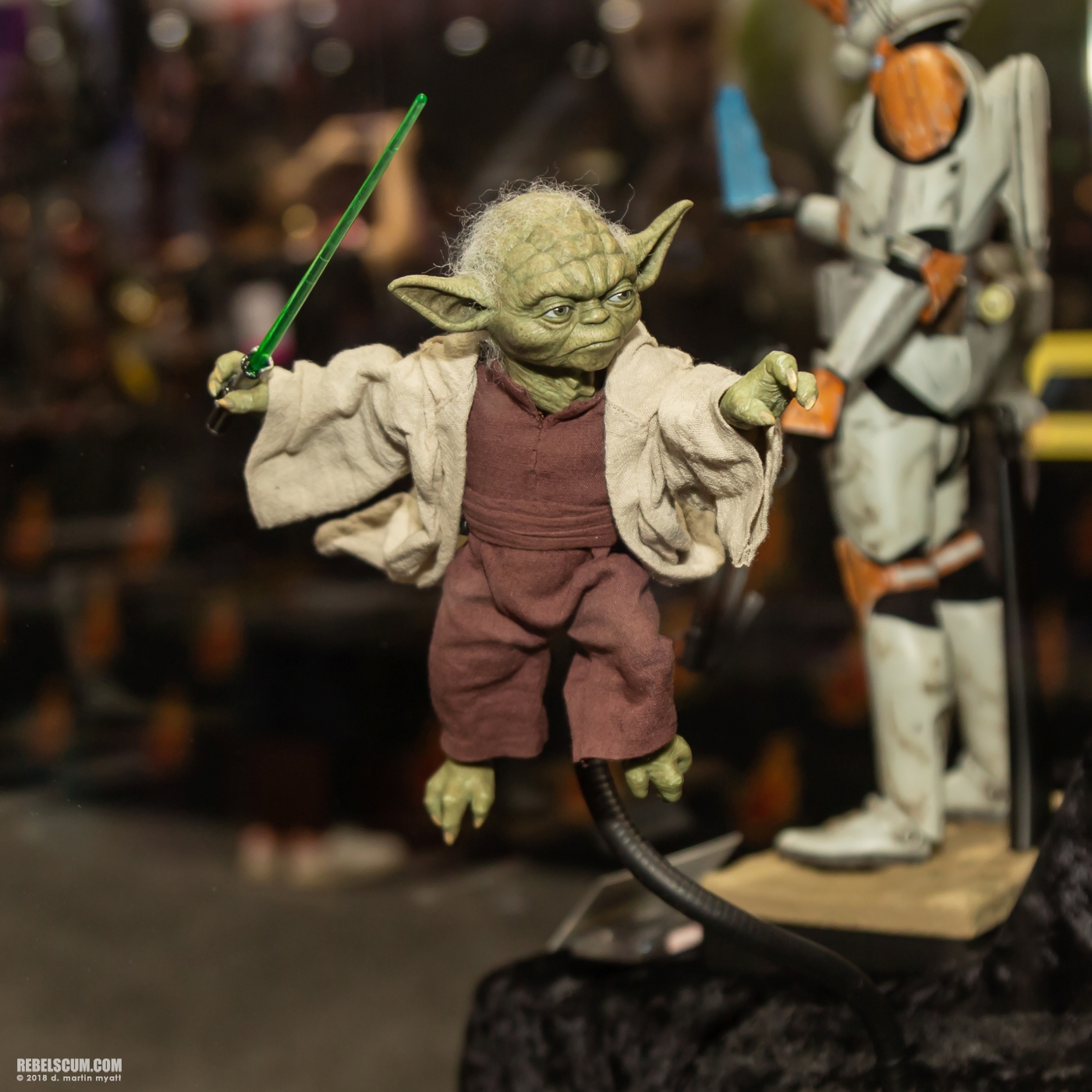 Hot-Toys-2018-San-Diego-Display-First-Look-006.jpg