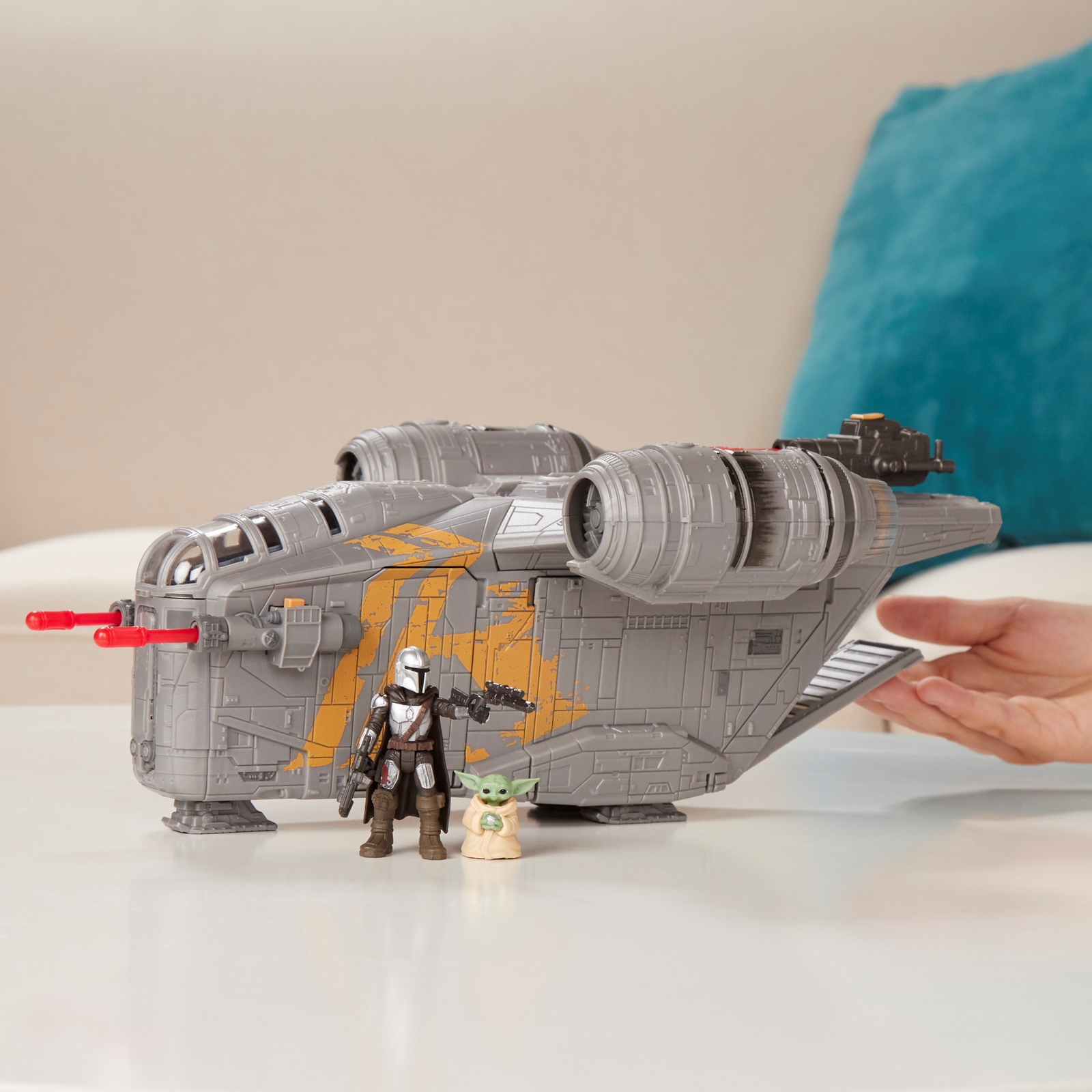 STAR WARS MISSION FLEET RAZOR CREST OUTER RIM RUN Figure and Vehicle 2-Pack - lifestyle 2.jpg