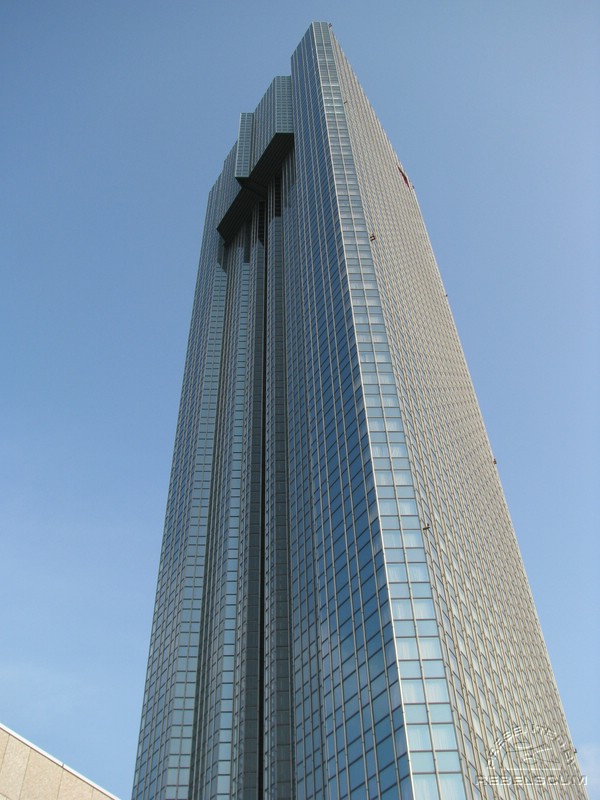 This is the hotel I'm staying in...it's one of the tallest buildings in Chiba, so if I get lost, I'll still be able to find my way back!