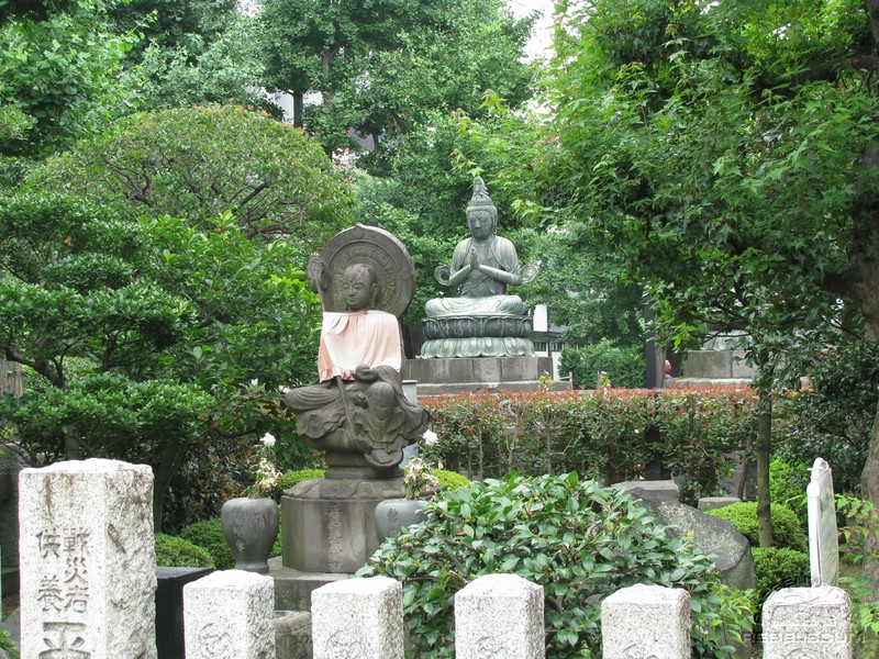 Asakusa Kannon: A side garden