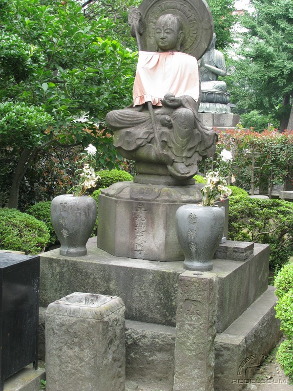 Asakusa Kannon: statue