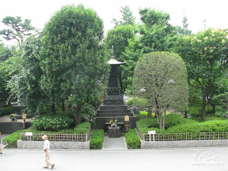 Asakusa Kannon: another statue