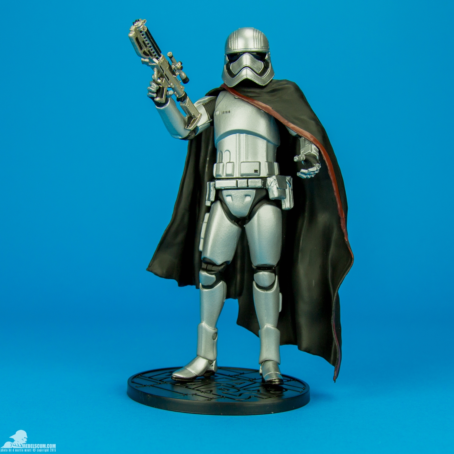 Captain-Phasma-Disney-Stores-Elite-Series-Diecast-Figure-006.jpg