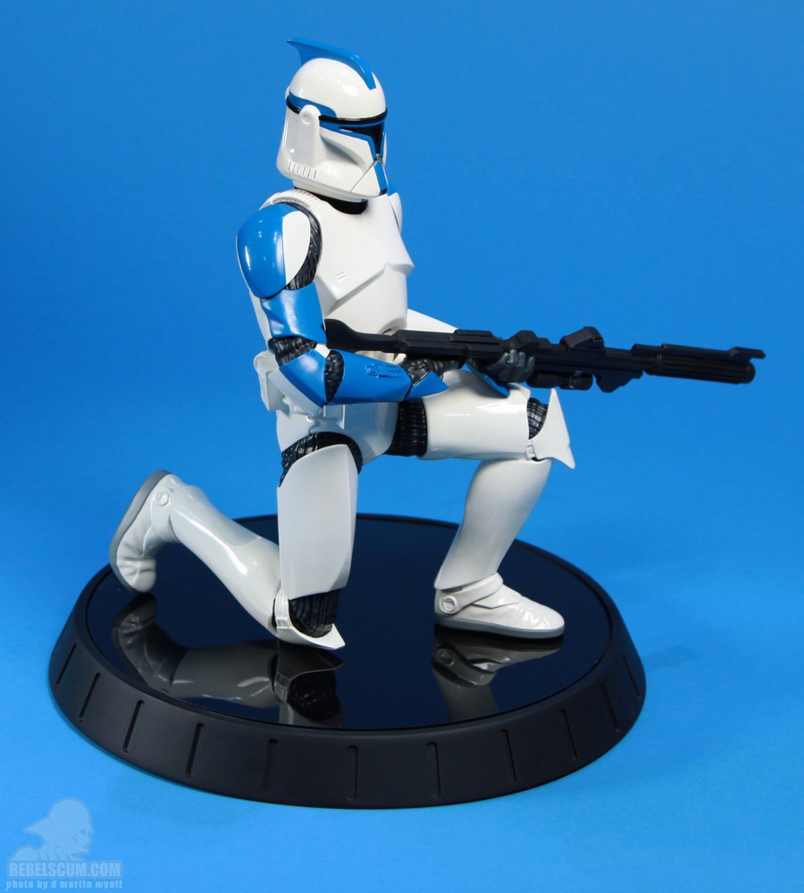 Gentle_Giant_Clone_Trooper_Lieutenant_Celebration_VI-02.JPG