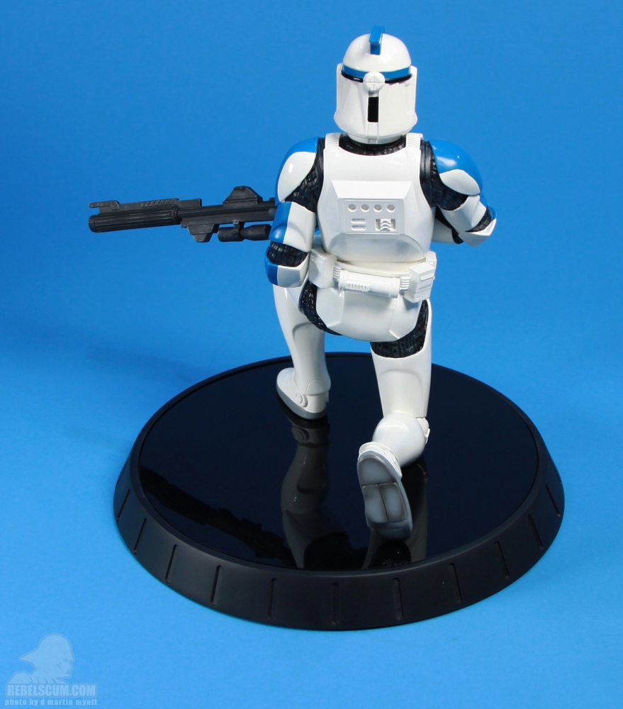 Gentle_Giant_Clone_Trooper_Lieutenant_Celebration_VI-04.JPG