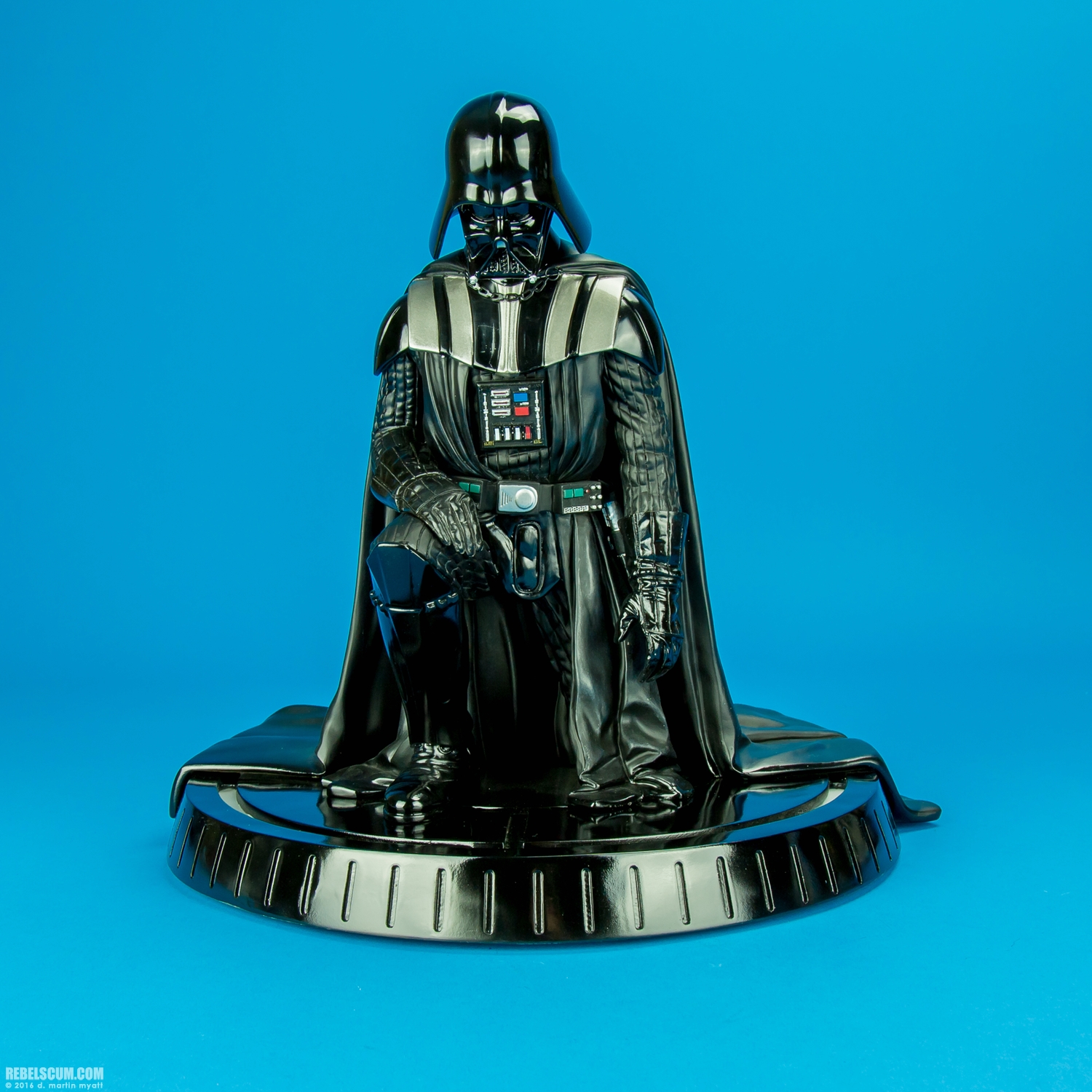 Darth-Vader-Kneeling-Statue-Gentle-Giant-Ltd-Star-Wars-001.jpg
