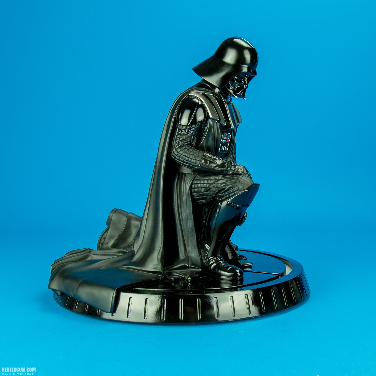 Darth-Vader-Kneeling-Statue-Gentle-Giant-Ltd-Star-Wars-002.jpg