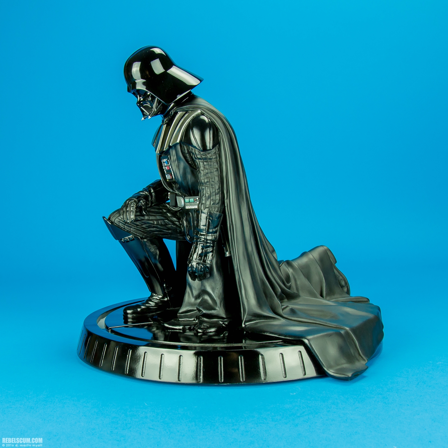 Darth-Vader-Kneeling-Statue-Gentle-Giant-Ltd-Star-Wars-003.jpg
