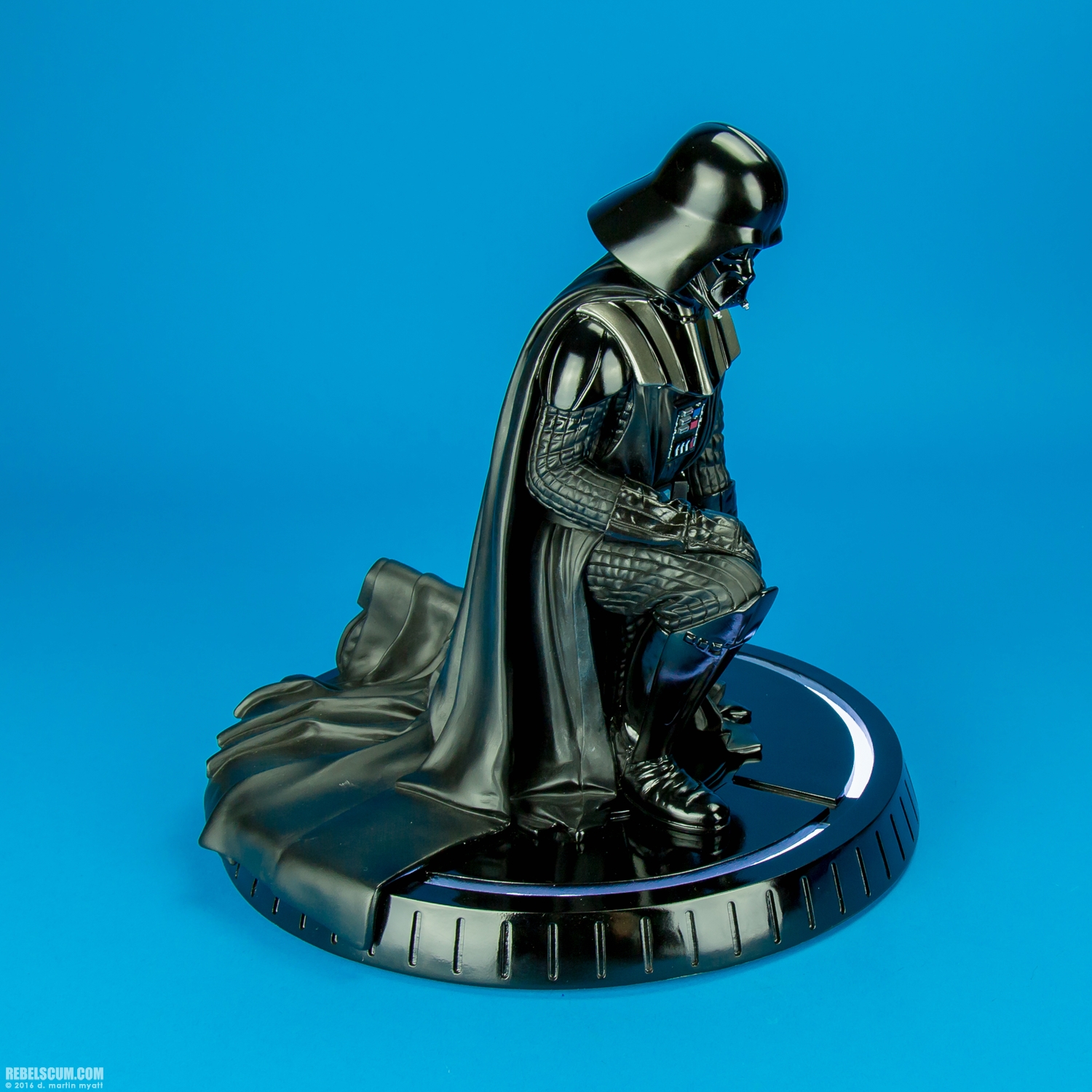 Darth-Vader-Kneeling-Statue-Gentle-Giant-Ltd-Star-Wars-006.jpg