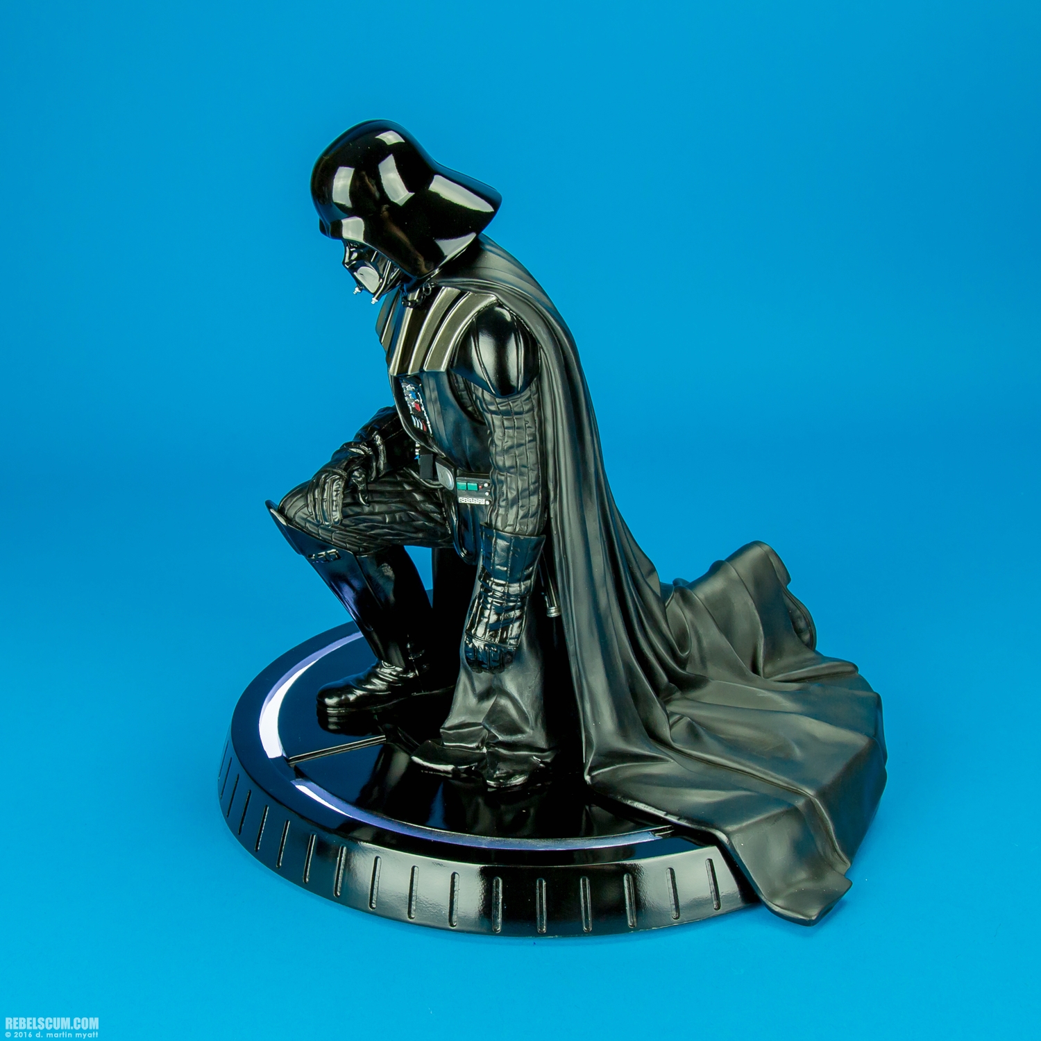 Darth-Vader-Kneeling-Statue-Gentle-Giant-Ltd-Star-Wars-007.jpg