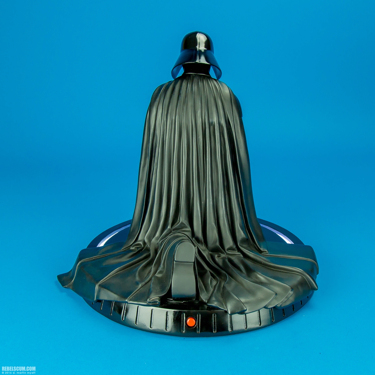 Darth-Vader-Kneeling-Statue-Gentle-Giant-Ltd-Star-Wars-008.jpg