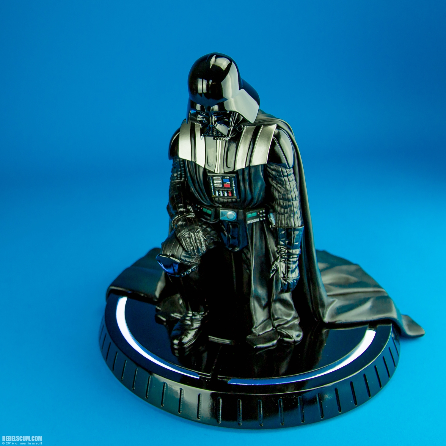 Darth-Vader-Kneeling-Statue-Gentle-Giant-Ltd-Star-Wars-014.jpg