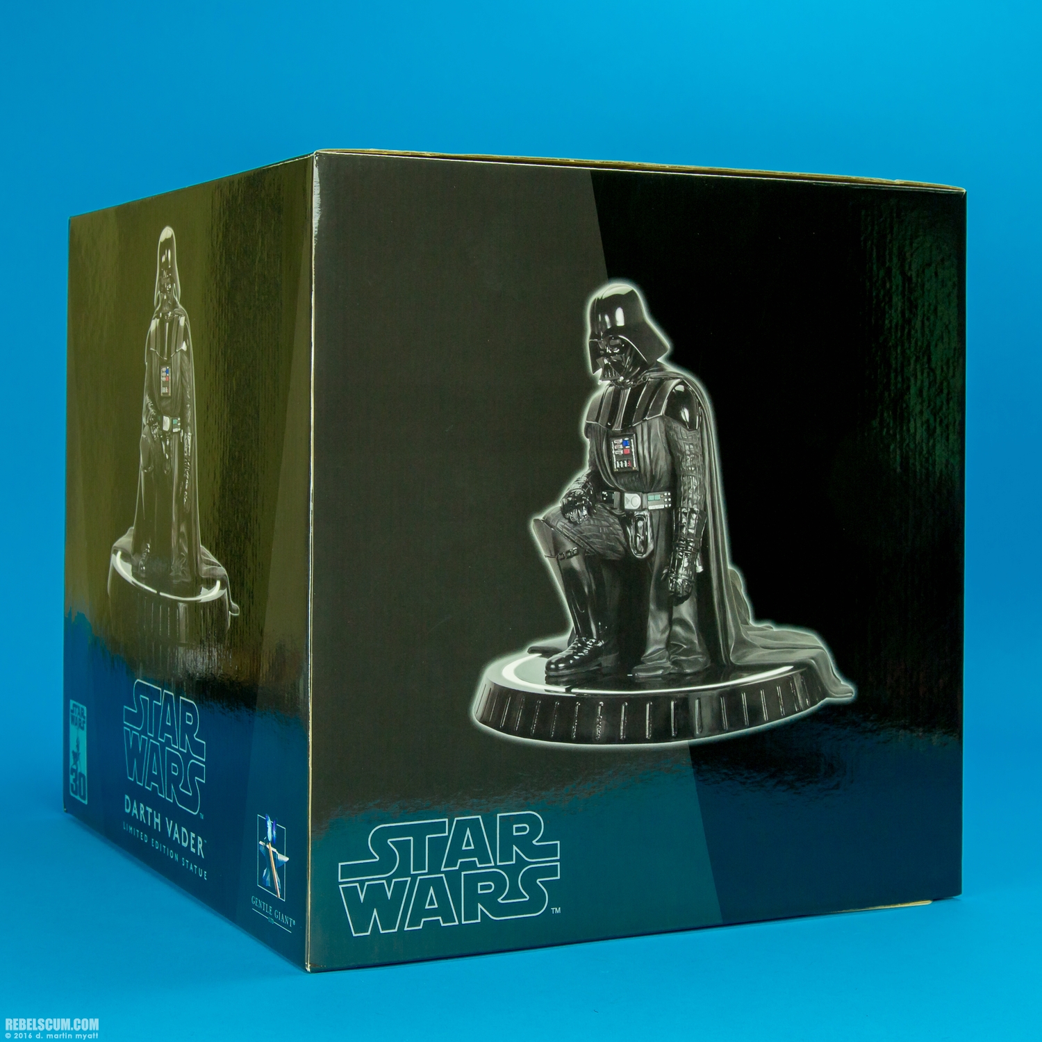 Darth-Vader-Kneeling-Statue-Gentle-Giant-Ltd-Star-Wars-017.jpg