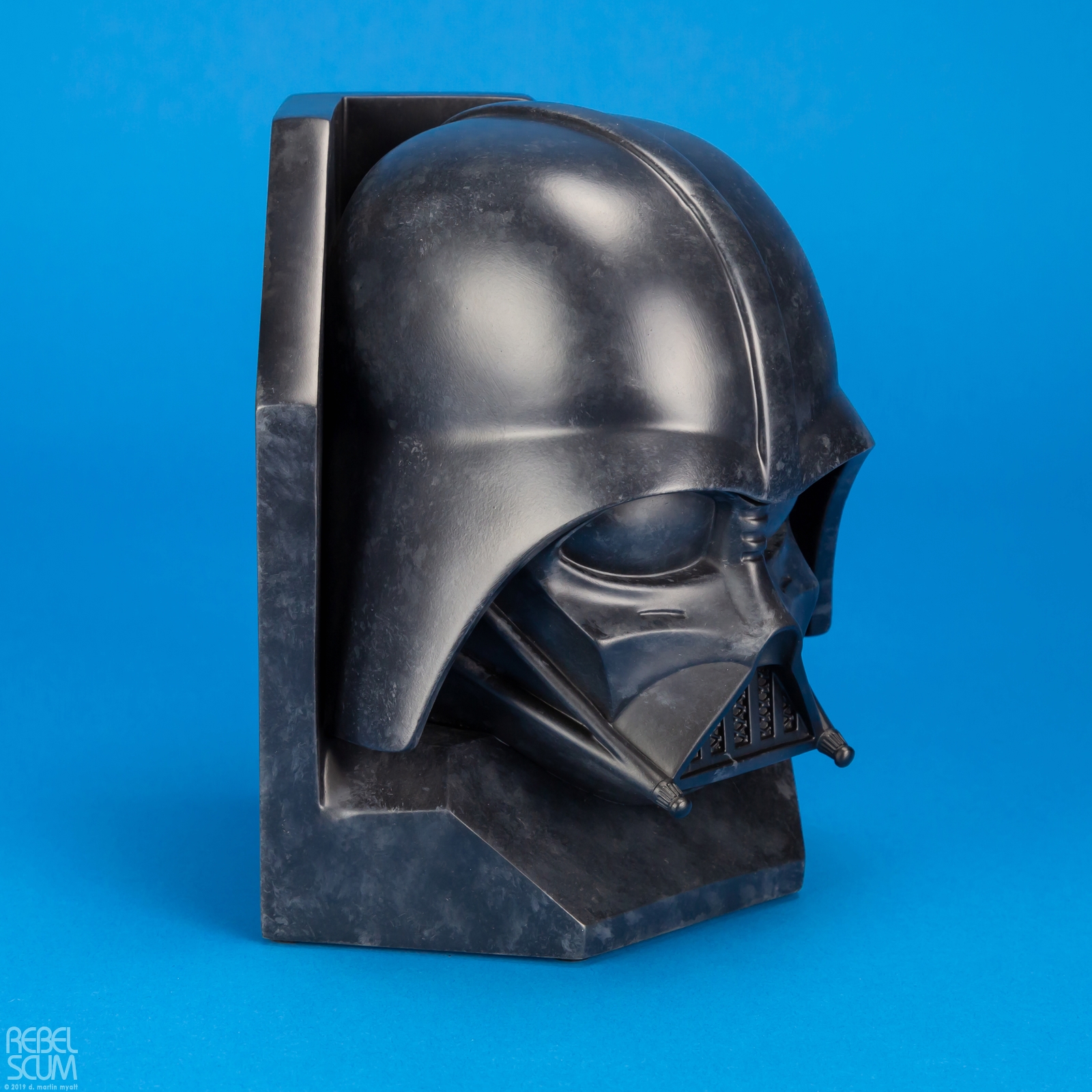 Darth-Vader-Stoneworks-Helmet-Bookend-Gentle-Giant-002.jpg
