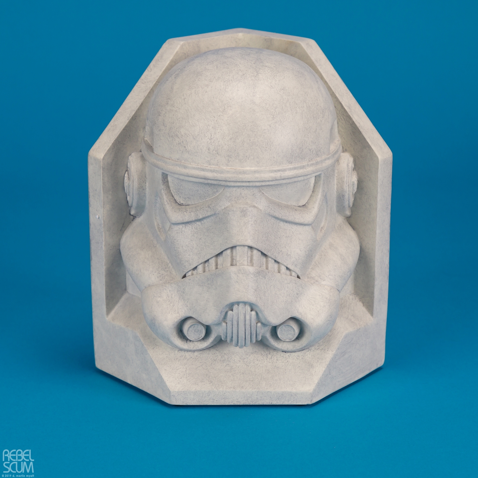 Stormtrooper-Stoneworks-Helmet-Bookend-Gentle-Giant-001.jpg