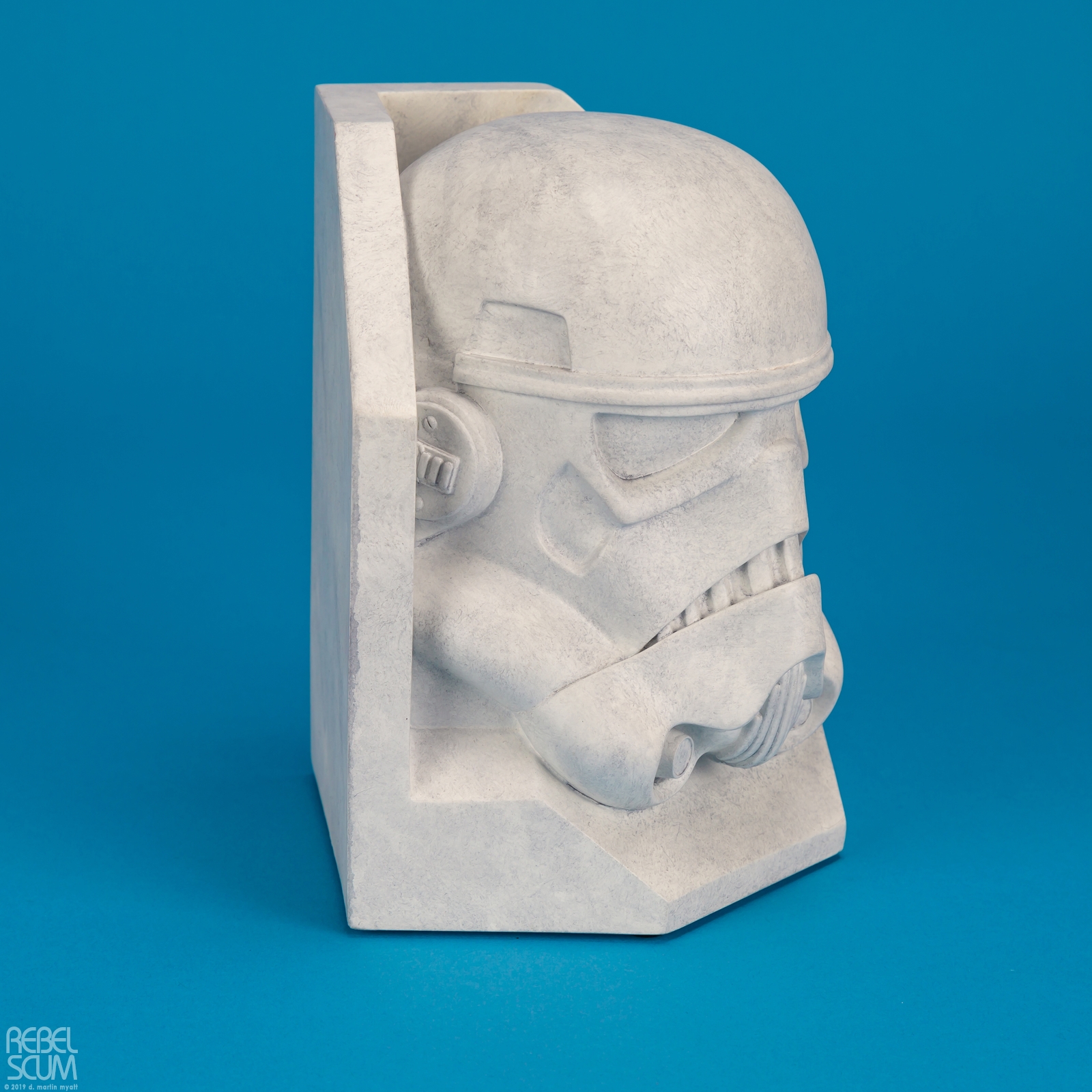 Stormtrooper-Stoneworks-Helmet-Bookend-Gentle-Giant-002.jpg