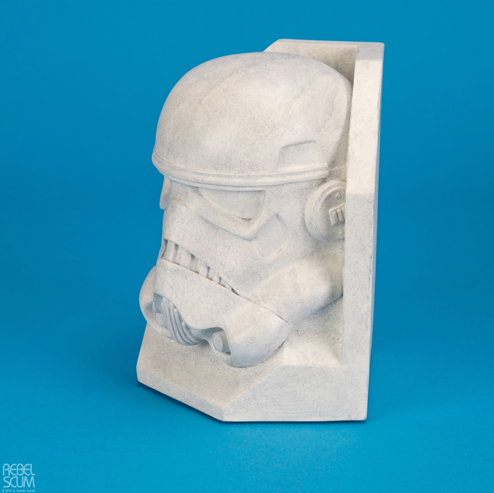 Stormtrooper-Stoneworks-Helmet-Bookend-Gentle-Giant-003.jpg