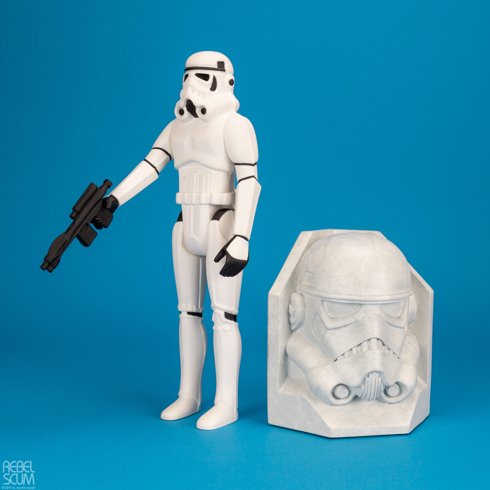 Stormtrooper-Stoneworks-Helmet-Bookend-Gentle-Giant-009.jpg